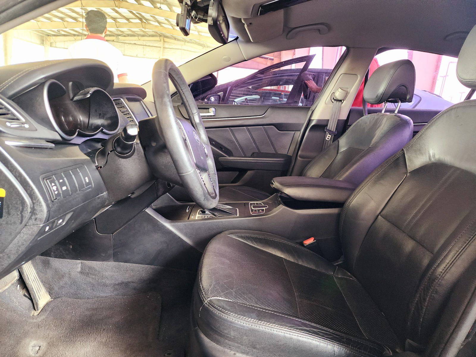 2012 KIA K7 — 209410 KM — Lot 084323 — Souq - Marhaba Auctions Used Cars - Image 8