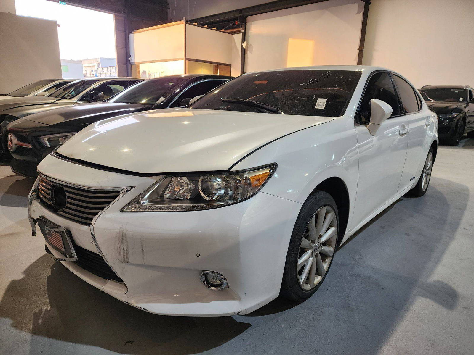 2014 LEXUS ES 300H — 114758 Miles — Lot E2045405 — Al Quoz - Marhaba Auctions Used Cars - Image 4
