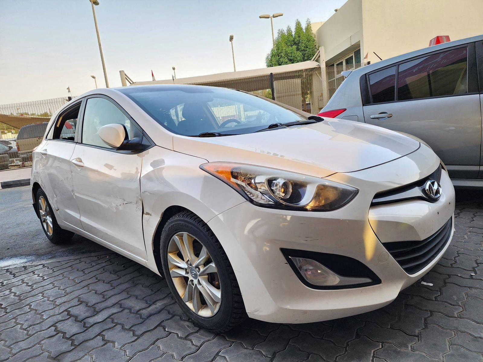 2013 HYUNDAI ELANTRA — 179624 KM — Lot 129701 — Souq - Marhaba Auctions Used Cars - Image 4