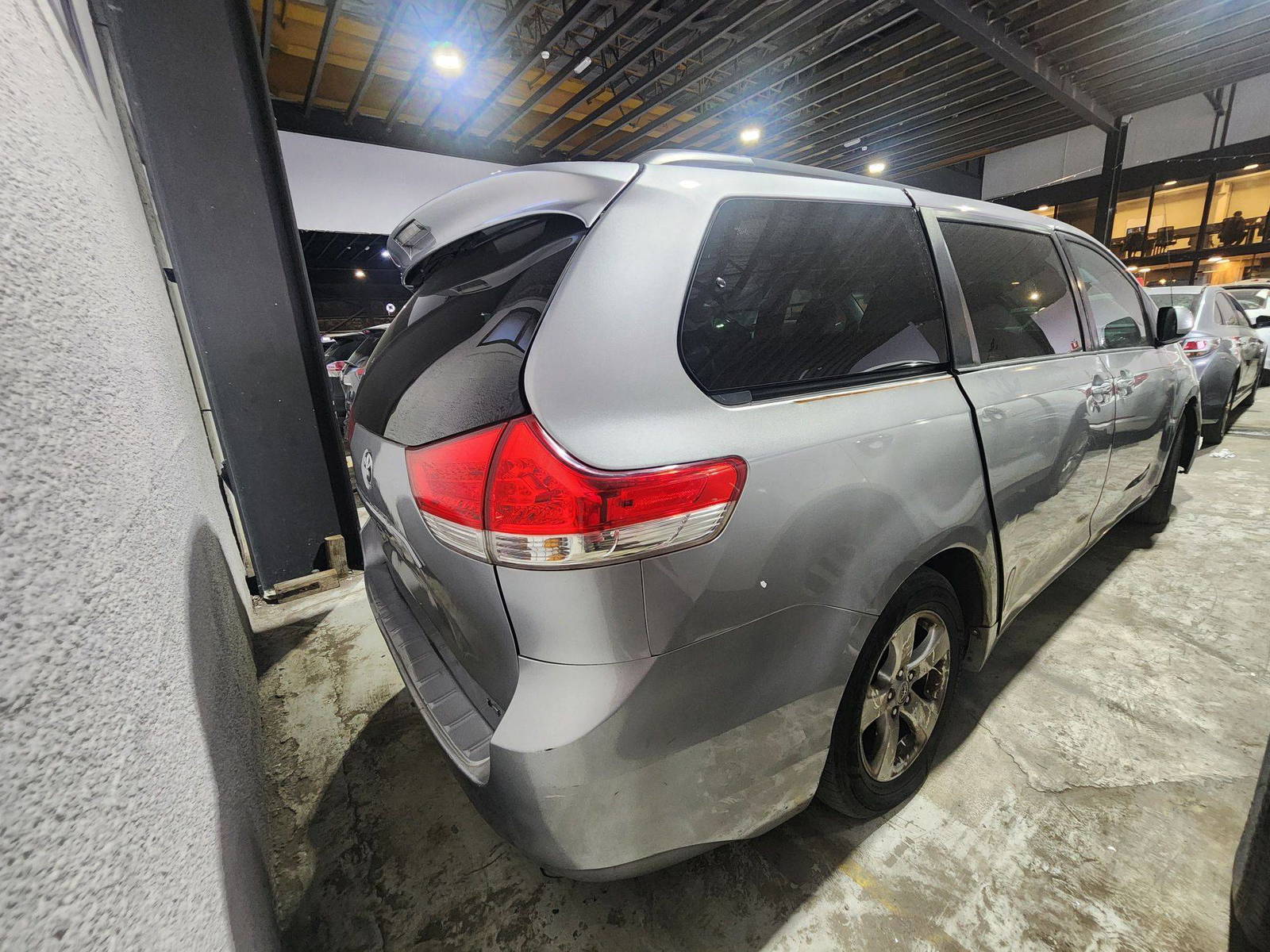 2012 TOYOTA SIENNA — 287572 Miles — Lot 42972406 — Al Quoz - Marhaba Auctions Used Cars - Image 5