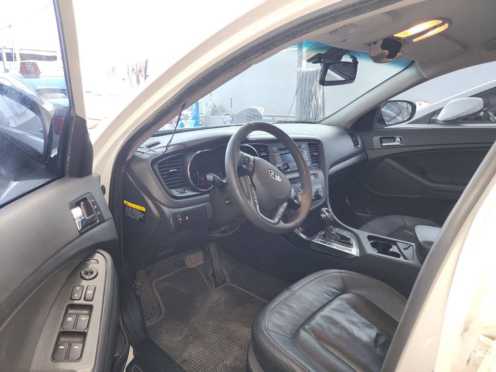 2012 KIA K5 — 193223 KM — Lot 010117 — Al Quoz - Marhaba Auctions Used Cars - Image 9