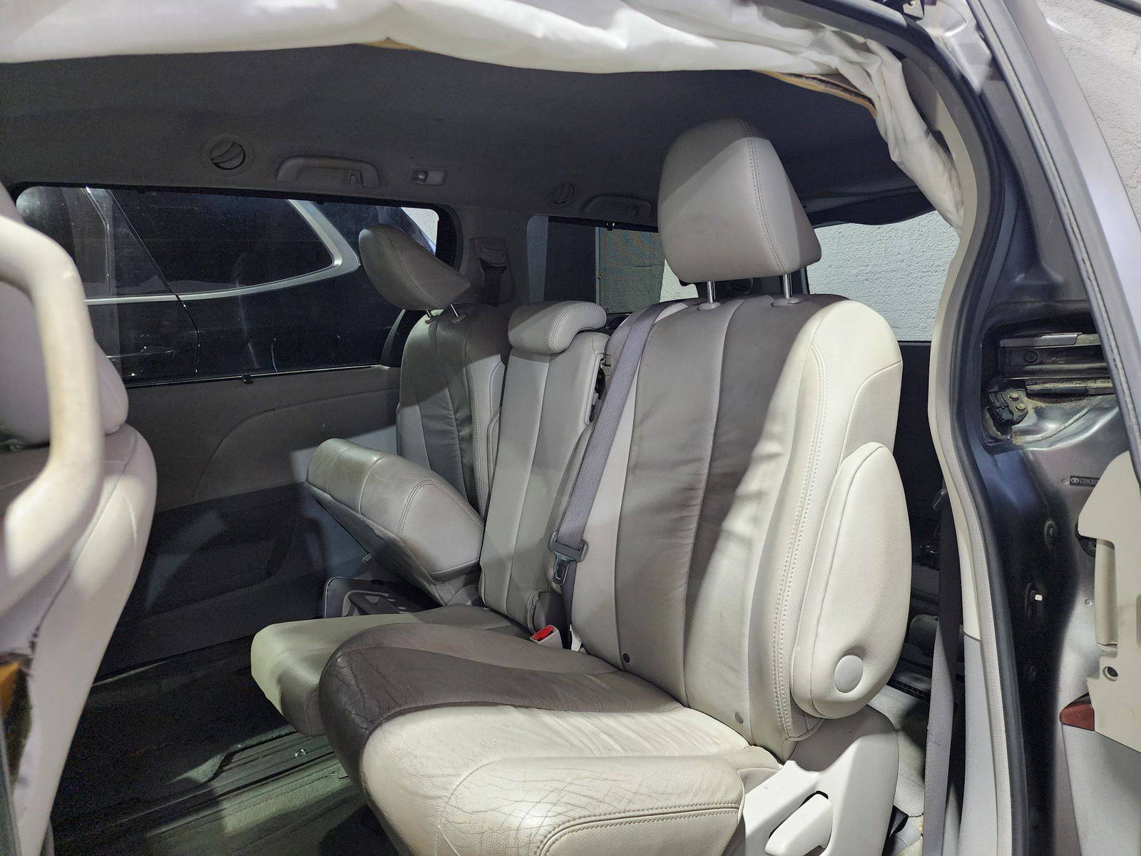 2011 TOYOTA SIENNA — 225496 Miles — Lot 118568 — Al Quoz - Marhaba Auctions Used Cars - Image 3