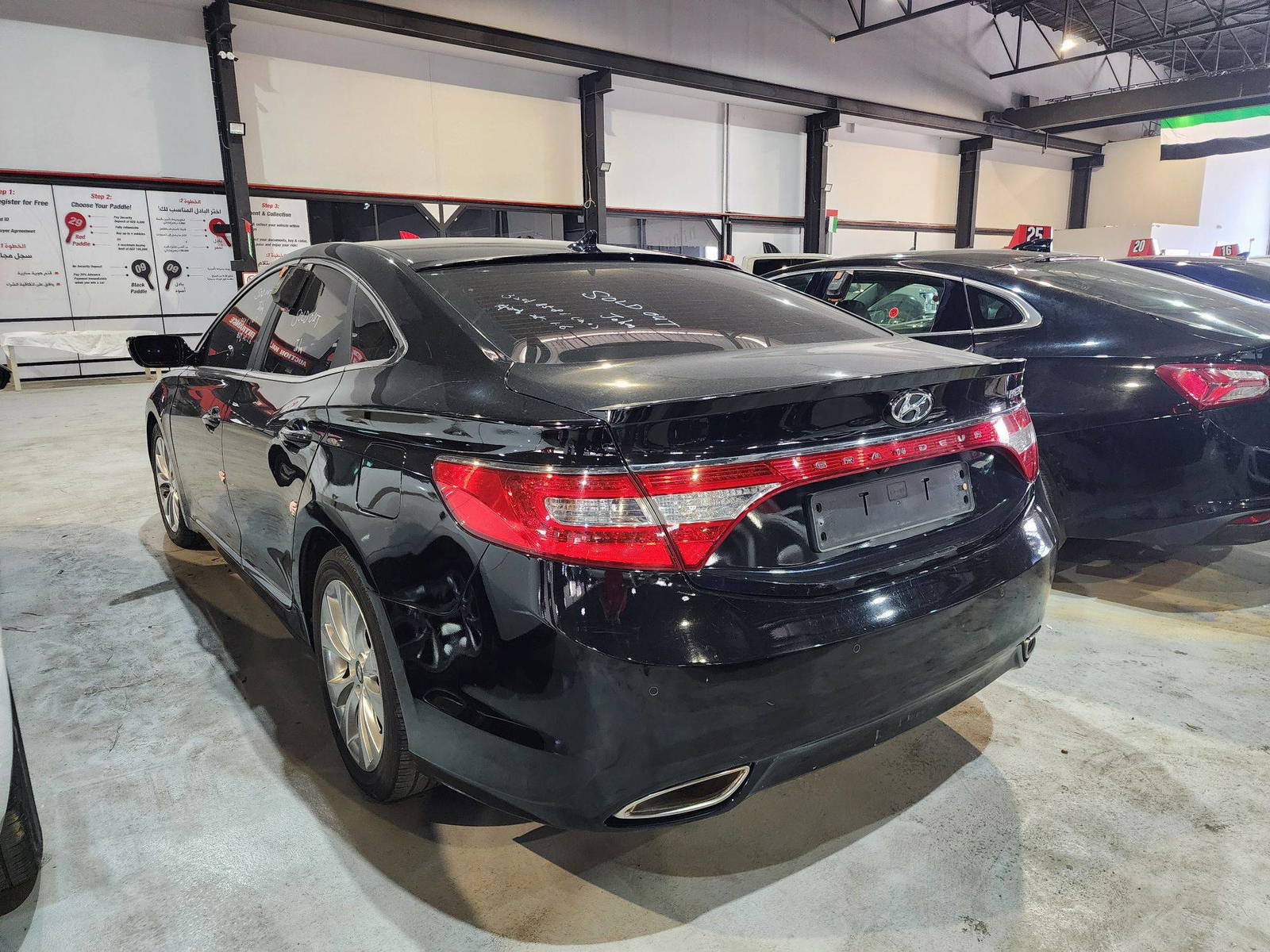 2011 HYUNDAI GRANDEUR — 178943 KM — Lot 009910 — Al Quoz - Marhaba Auctions Used Cars - Image 3