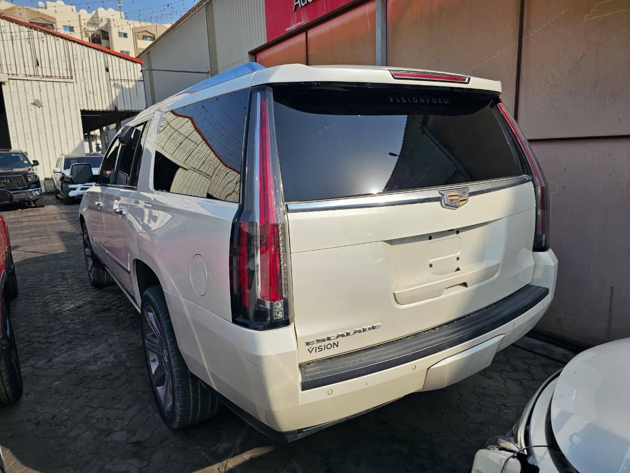 2015 CADILLAC ESCALADE ESV PREMIUM LUXURY — 232371 KM — Lot 7FR713934 — Main - Marhaba Auctions Used Cars - Image 3