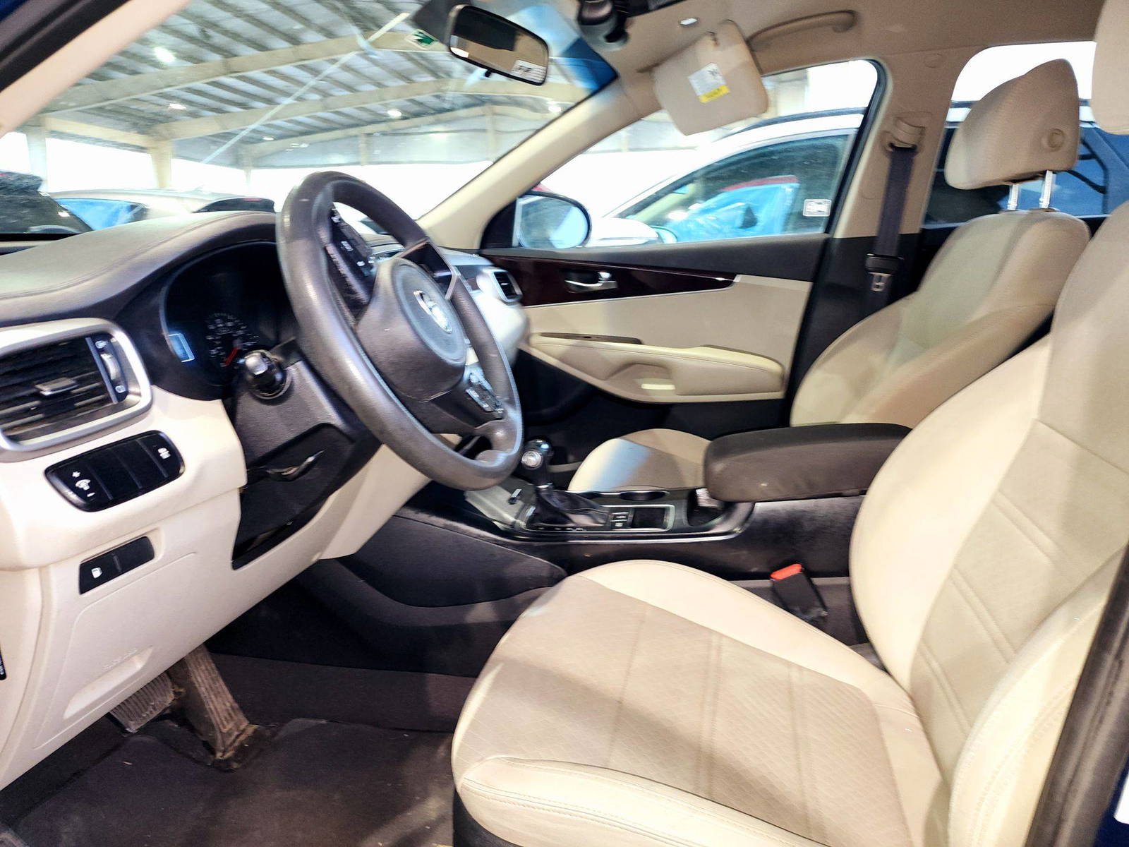 2017 KIA SORENTO — 120224 Miles — Lot HG308410 — Souq - Marhaba Auctions Used Cars - Image 8
