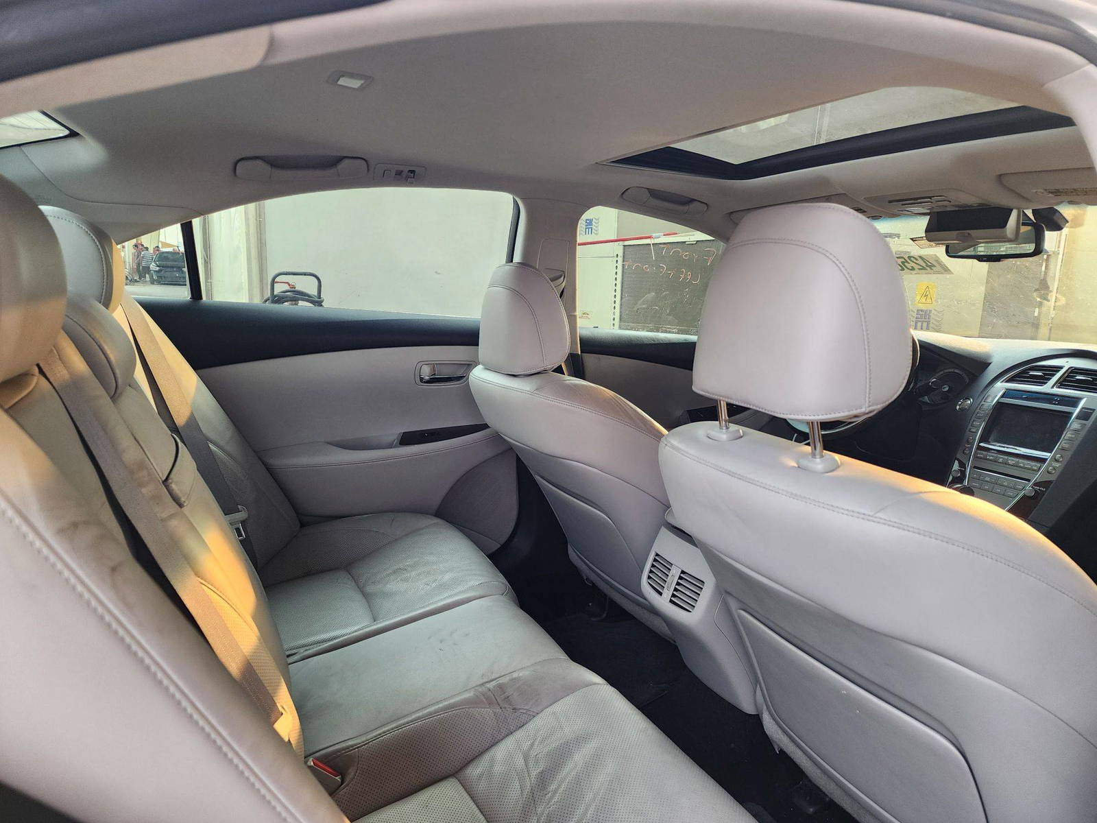 2011 LEXUS ES 350 — 194598 Miles — Lot 42587014 — Souq - Marhaba Auctions Used Cars - Image 4