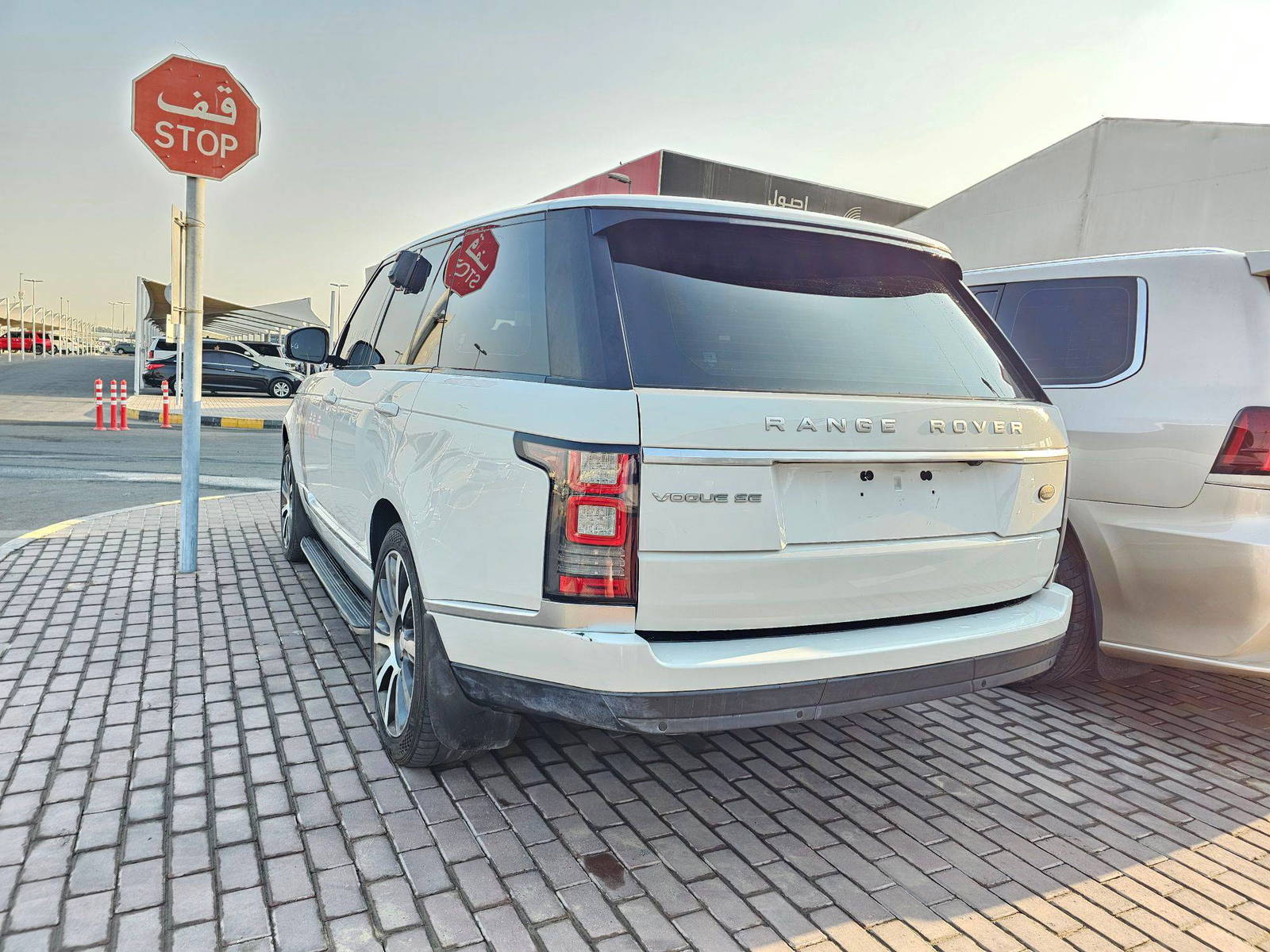 2015 LAND ROVER RANGE ROVER VOGUE — 169686 KM — Lot 1FA204470 — Souq - Marhaba Auctions Used Cars - Image 3
