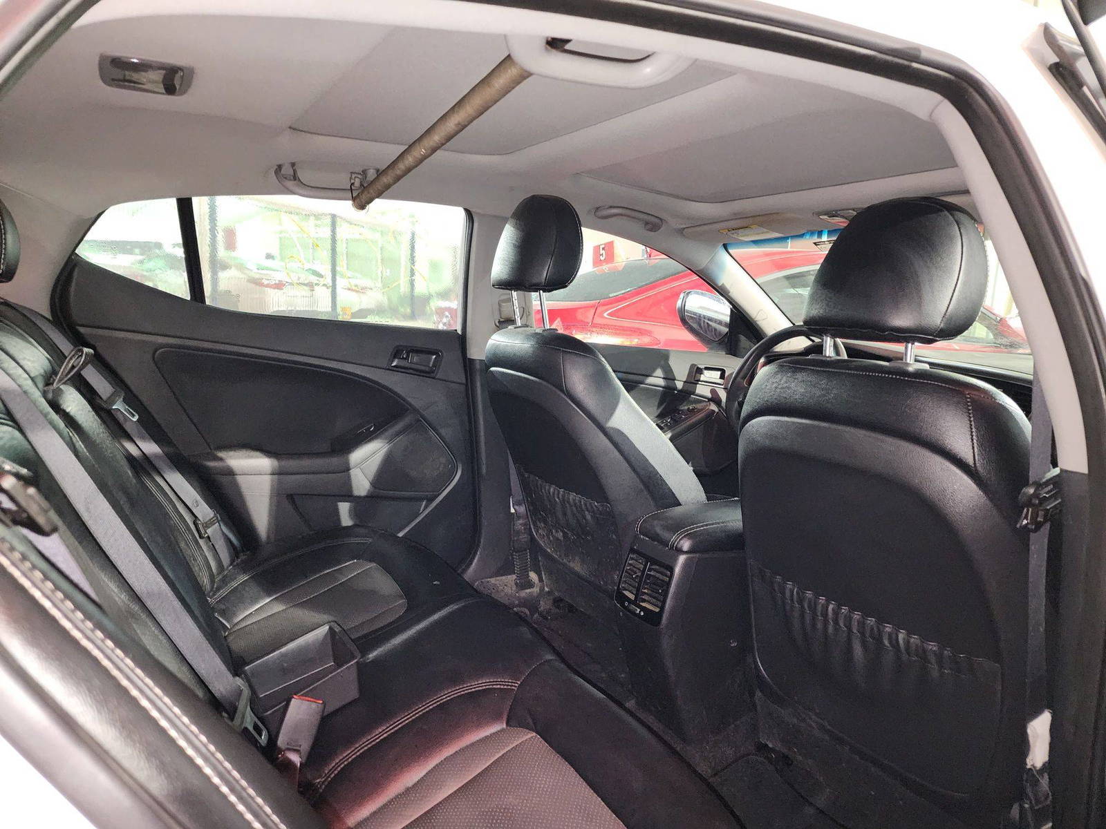 2011 KIA OPTIMA — 253770 KM — Lot 203130 — Souq - Marhaba Auctions Used Cars - Image 4