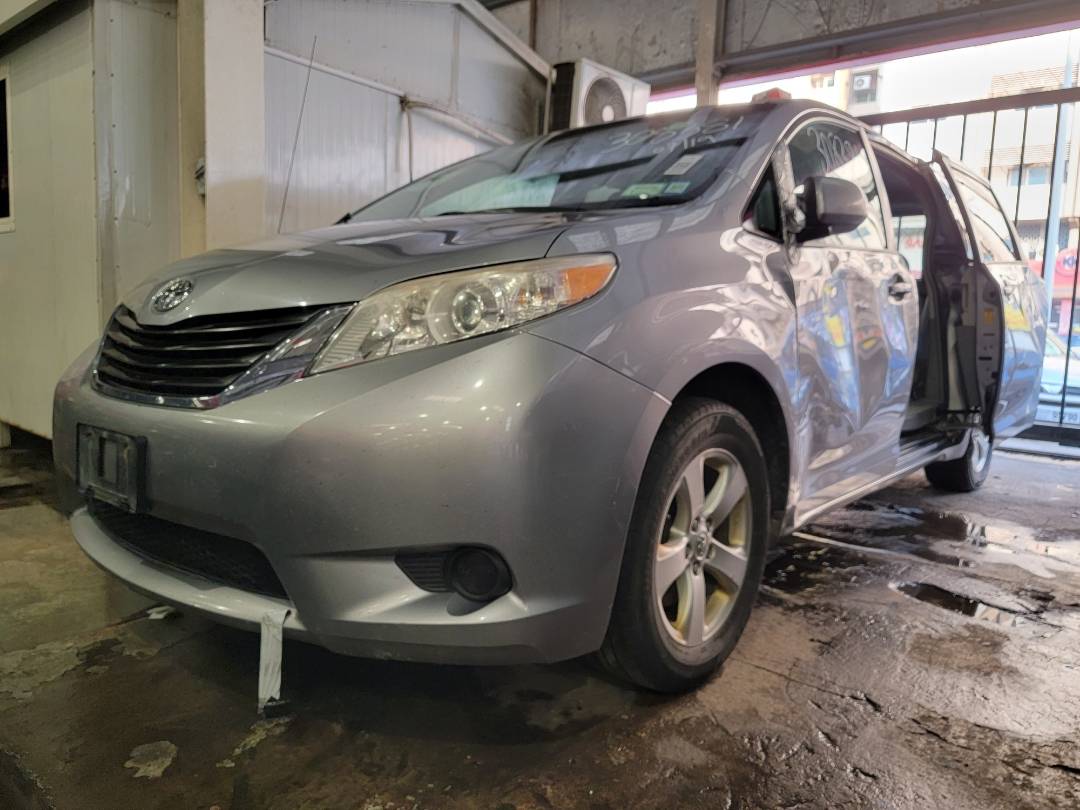 2013 TOYOTA SIENNA — 217189 Miles — Lot 308381 — Ind. 12 - Marhaba Auctions Used Cars - Image 4