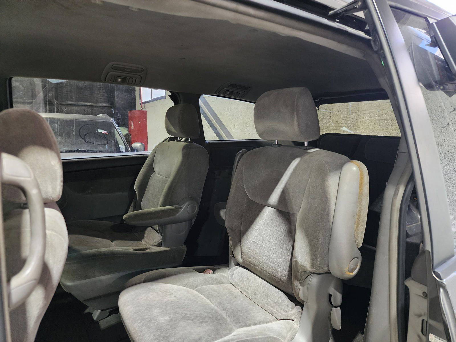 2004 TOYOTA SIENNA — 189816 Miles — Lot 58815744 — Souq - Marhaba Auctions Used Cars - Image 3