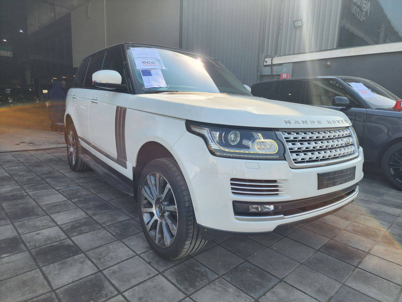 2014 LAND ROVER RANGE ROVER VOGUE — 246794 KM — Lot 130937 — Al Quoz - Marhaba Auctions Used Cars - Image 4