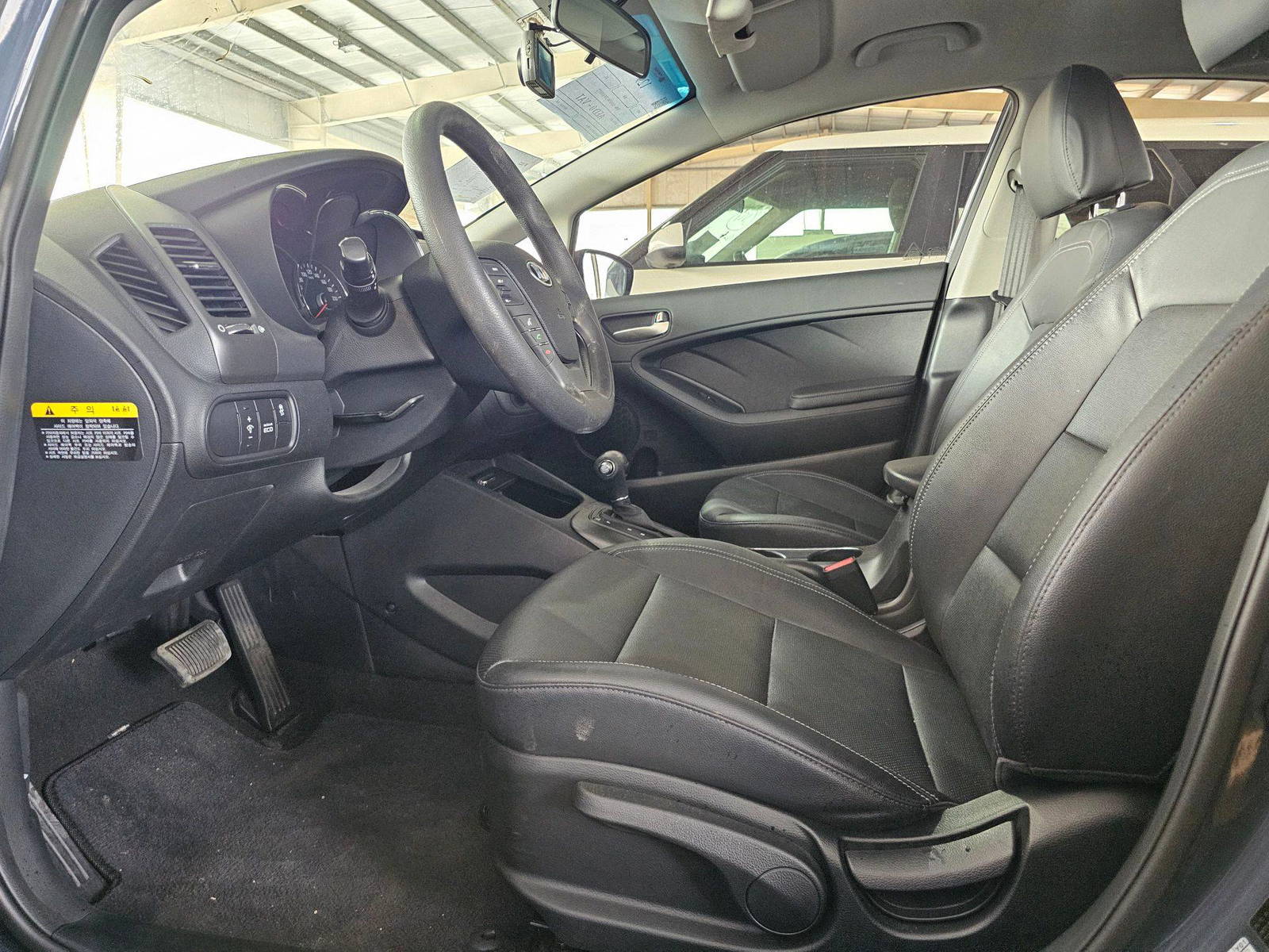 2015 KIA K3 — 158795 KM — Lot 28372 — Souq - Marhaba Auctions Used Cars - Image 8