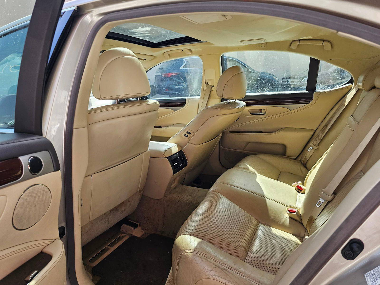 2016 LEXUS LS 460 — 122021 Miles — Lot 69065475 — Souq - Marhaba Auctions Used Cars - Image 7