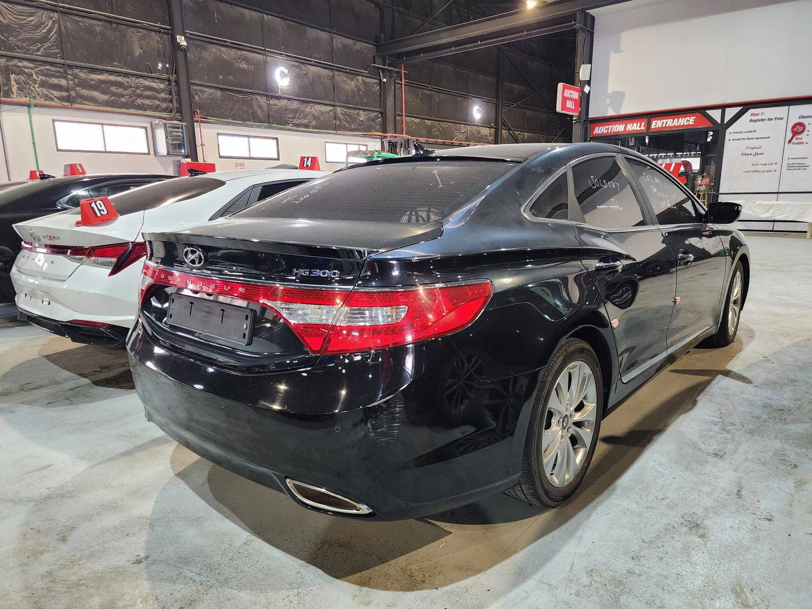 2011 HYUNDAI GRANDEUR — 178943 KM — Lot 009910 — Al Quoz - Marhaba Auctions Used Cars - Image 4