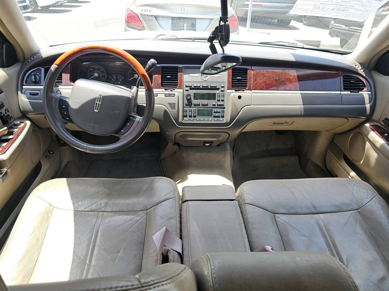 2010 LINCOLN TOWN — 167295 Miles — Lot X613890 — Souq - Marhaba Auctions Used Cars - Image 7