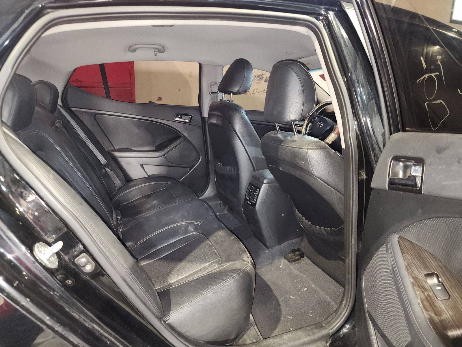 2011 KIA K5 — 247937 KM — Lot 002575 — Al Quoz - Marhaba Auctions Used Cars - Image 7