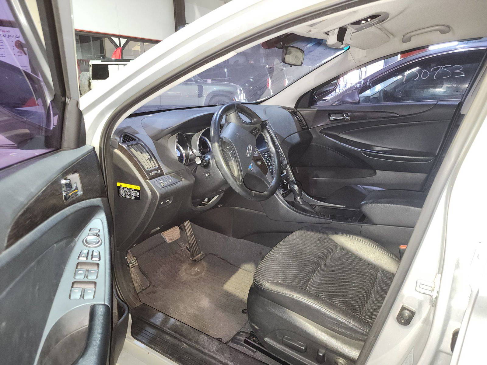 2014 HYUNDAI SONATA — 209880 KM — Lot 613281 — Al Quoz - Marhaba Auctions Used Cars - Image 9