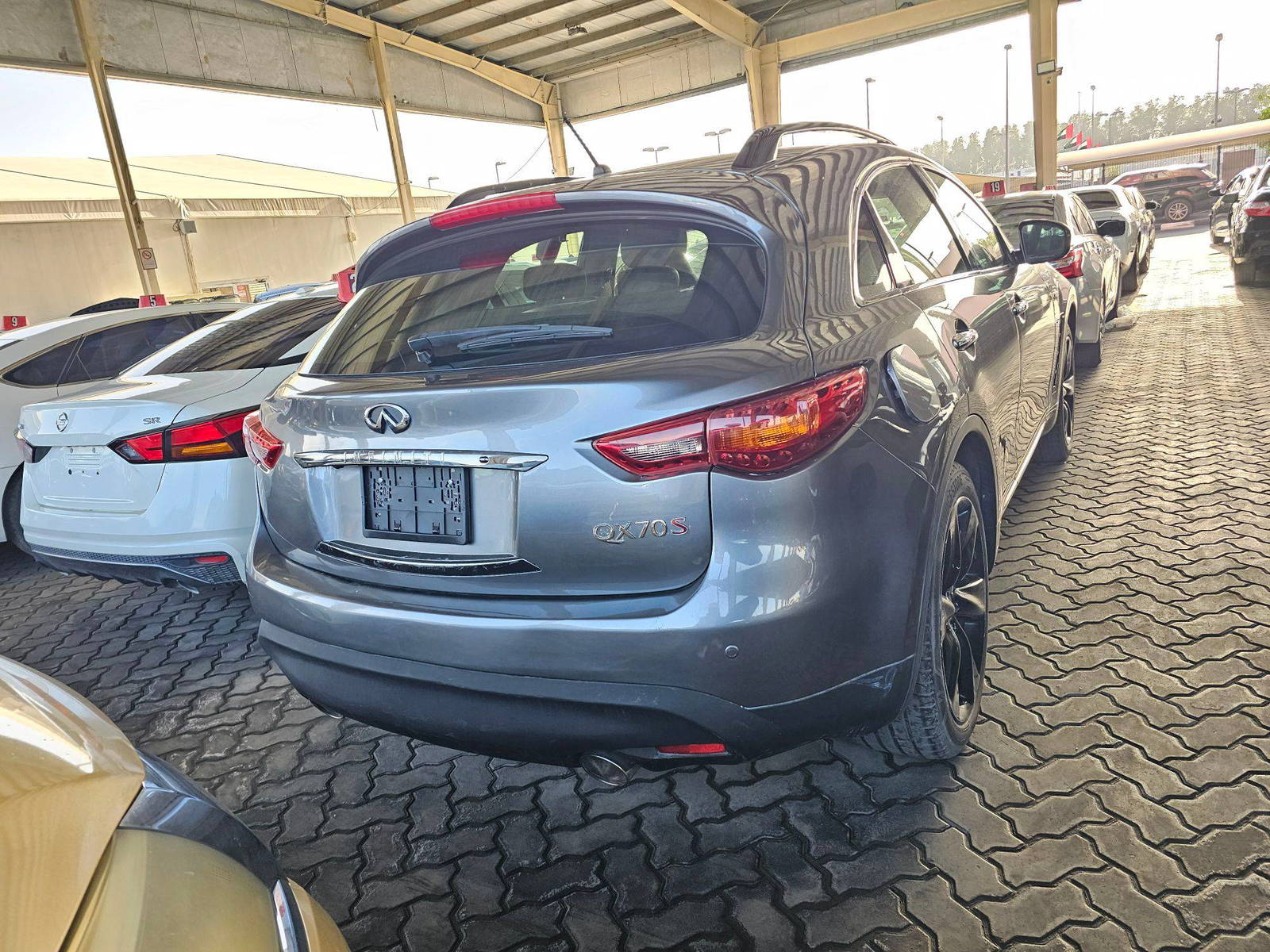 2016 INFINITI QX70 — 190387 KM — Lot 2GM660183 — Souq - Marhaba Auctions Used Cars - Image 3