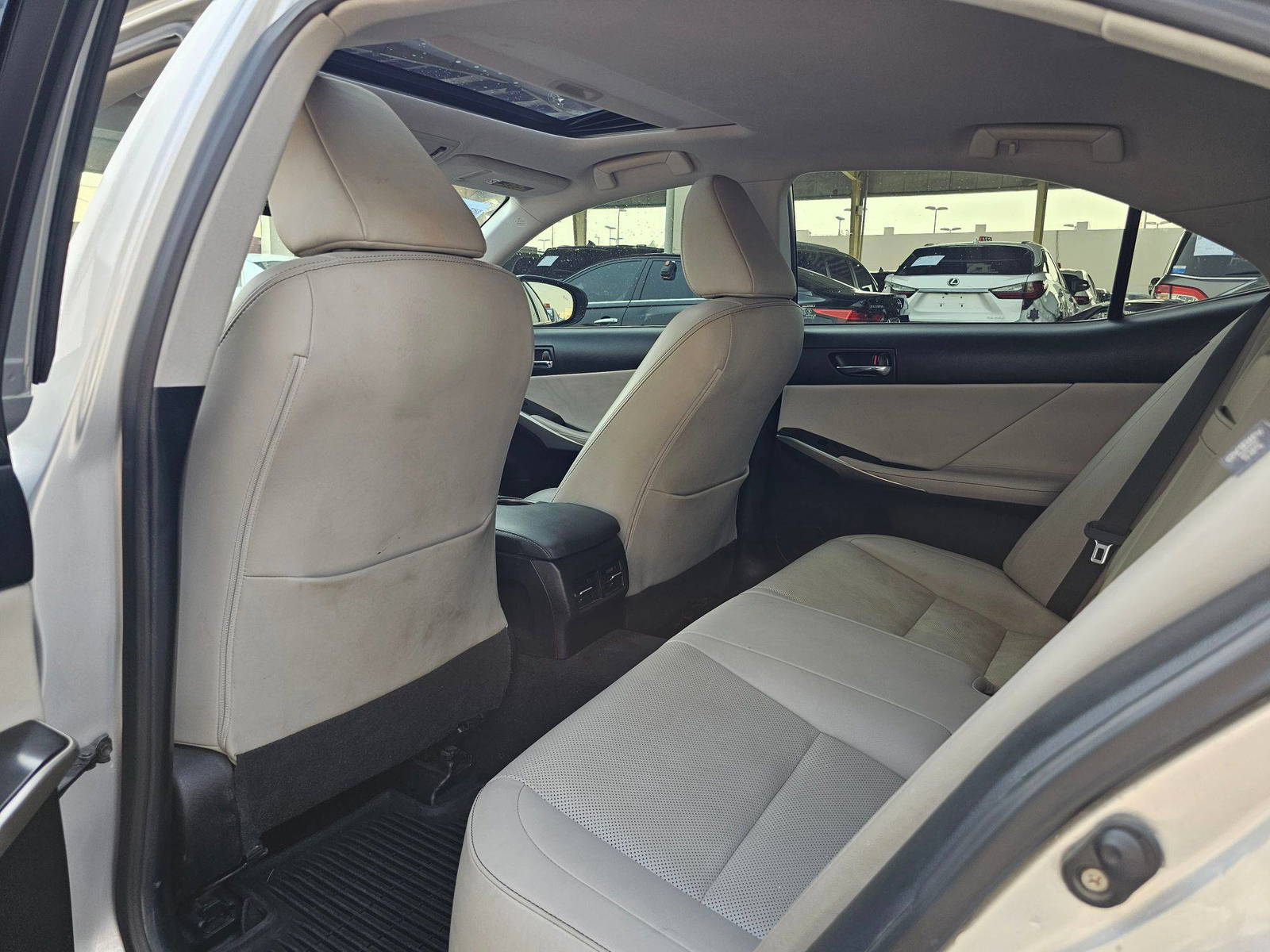 2016 LEXUS IS 300 — 186391 KM — Lot 22G5006431 — Souq - Marhaba Auctions Used Cars - Image 6