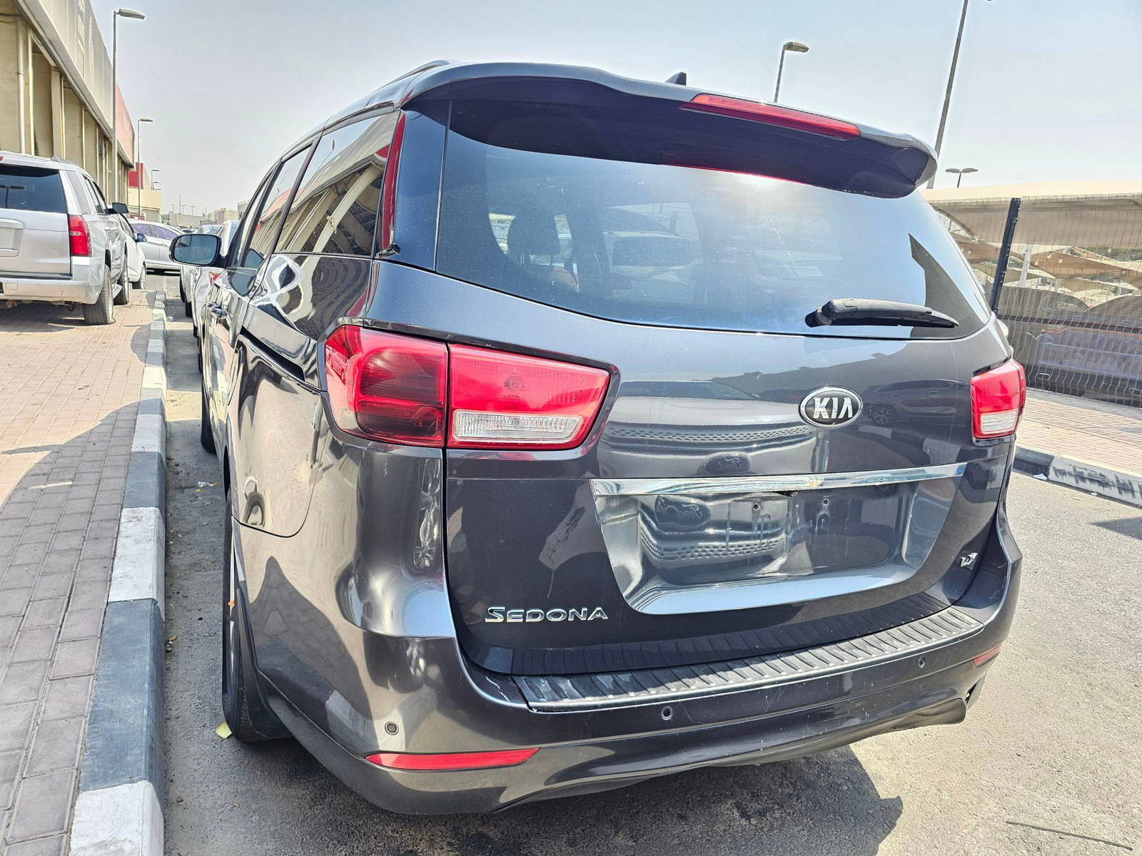 2016 KIA SEDONA — 191431 KM — Lot 12335836 — Souq - Marhaba Auctions Used Cars - Image 3