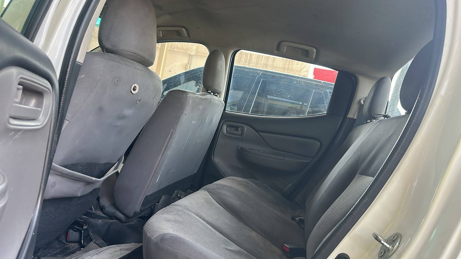 2018 MITSUBISHI pickup — 296999 KM — Lot 8JH028865 — Souq - Marhaba Auctions Used Cars - Image 5