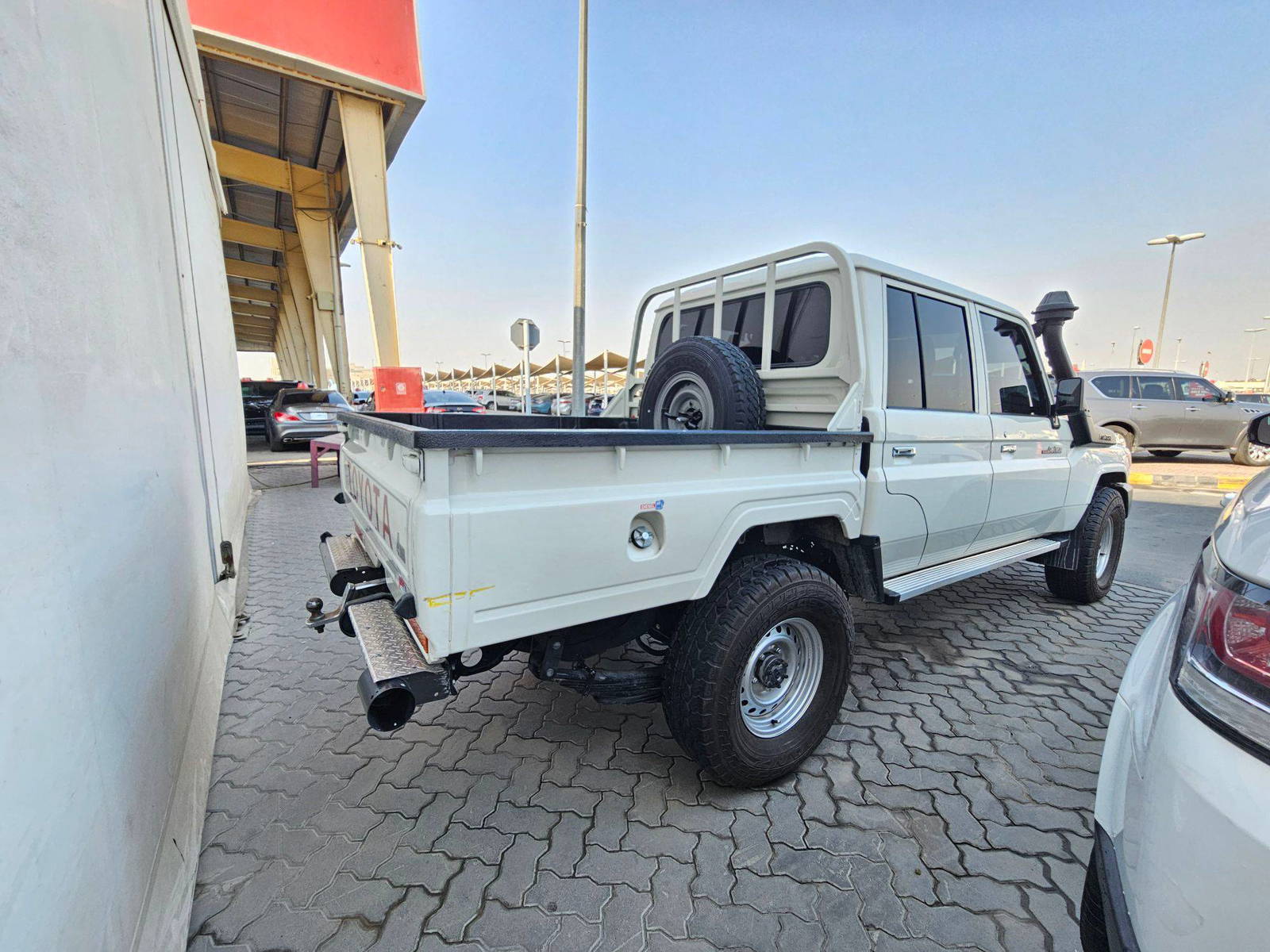 2022 TOYOTA LAND CRUISER PICK-UP — 24927 KM — Lot 043378 — Souq - Marhaba Auctions Used Cars - Image 4