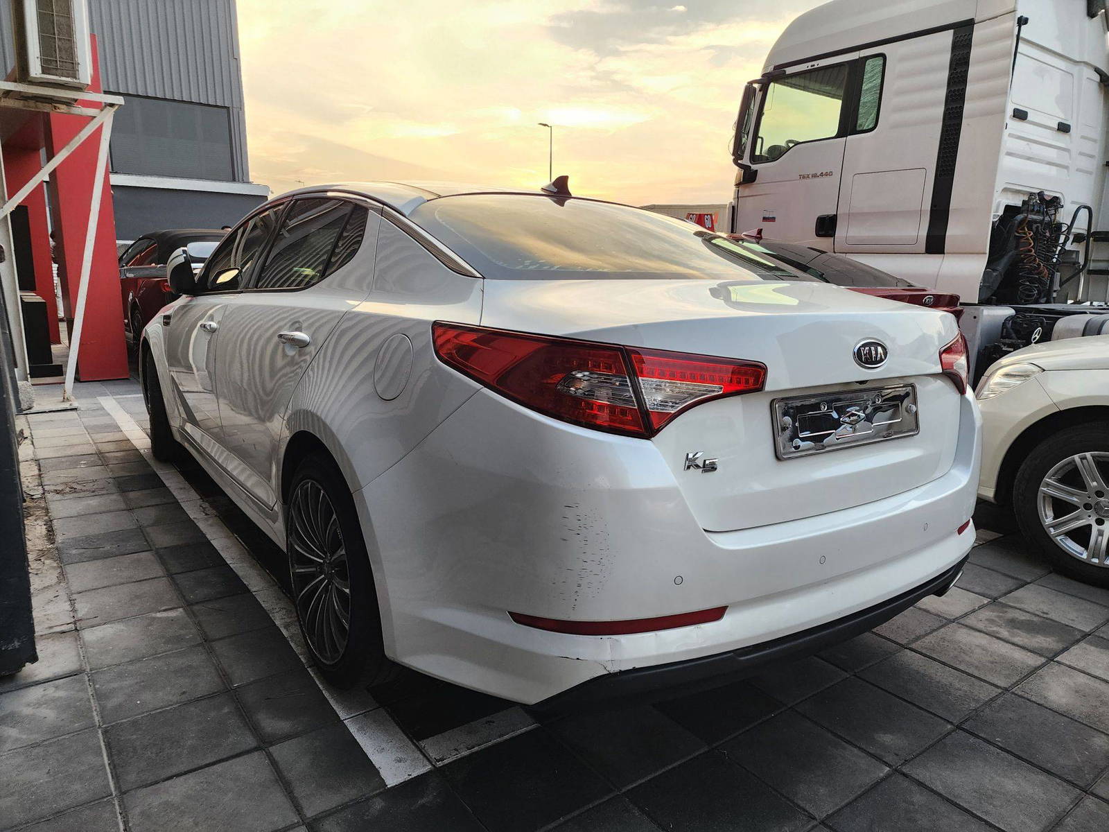 2011 KIA K5 — 173760 KM — Lot 142876 — Al Quoz - Marhaba Auctions Used Cars - Image 6