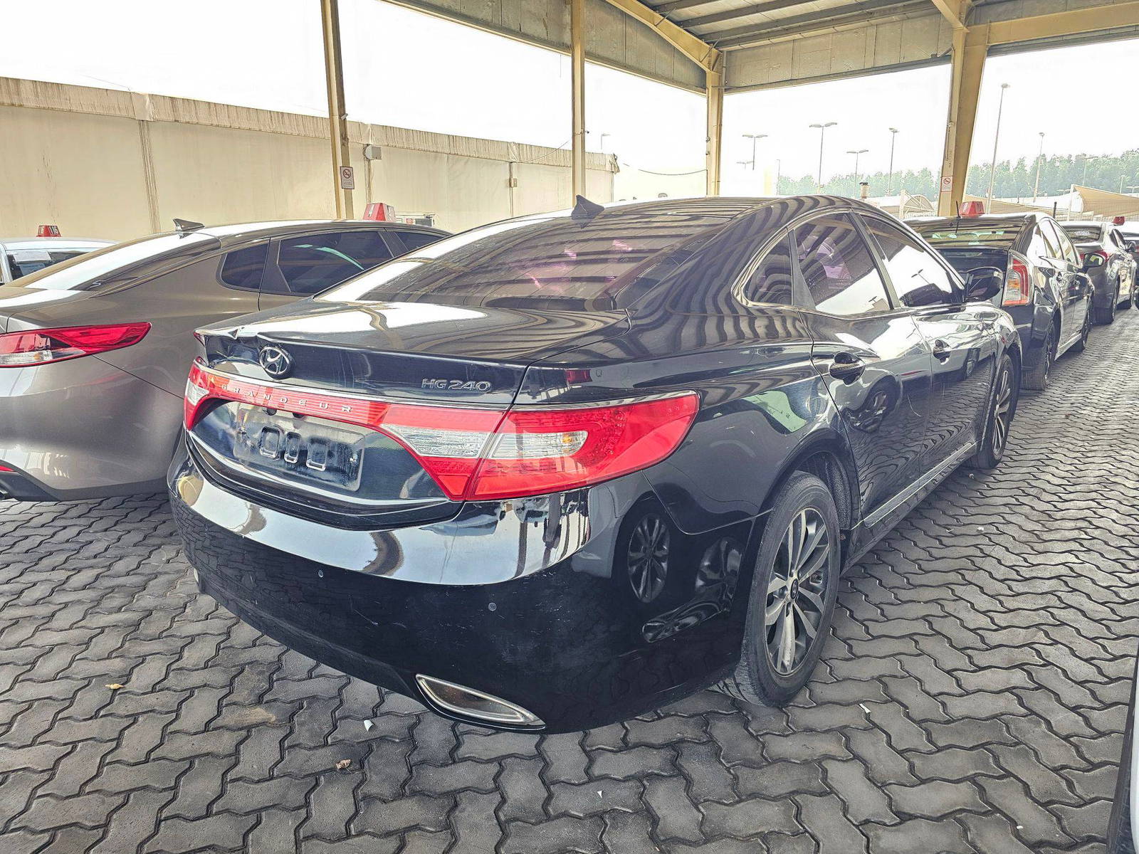2011 HYUNDAI GRANDEUR — 268518 KM — Lot 021816 — Ind. 12 - Marhaba Auctions Used Cars - Image 4