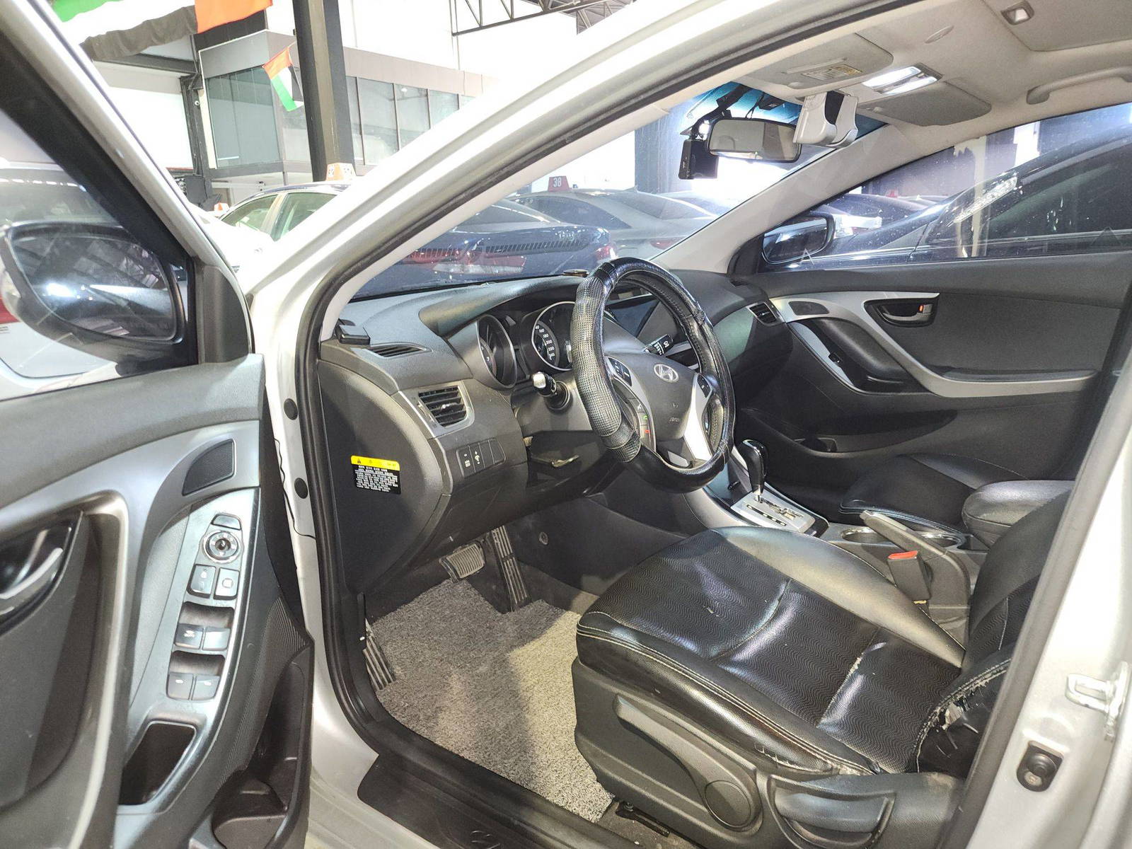 2011 HYUNDAI AVANTE — 167224 KM — Lot 028233 — Al Quoz - Marhaba Auctions Used Cars - Image 9