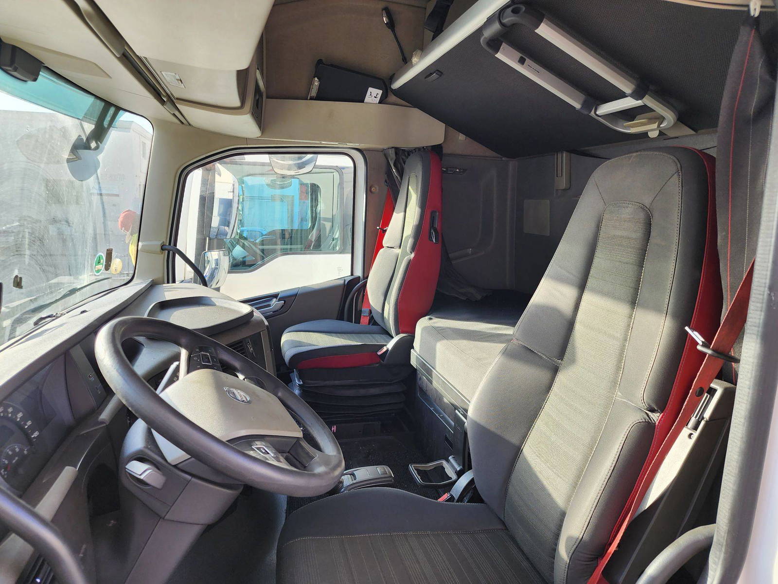 VOLVO FH-Series 2015 - Marhaba Auction Used Cars - Image 5