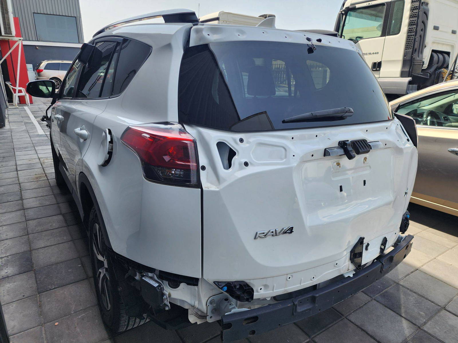 2018 TOYOTA RAV4 — 91046 Miles — Lot 77898754 — Souq - Marhaba Auctions Used Cars - Image 4