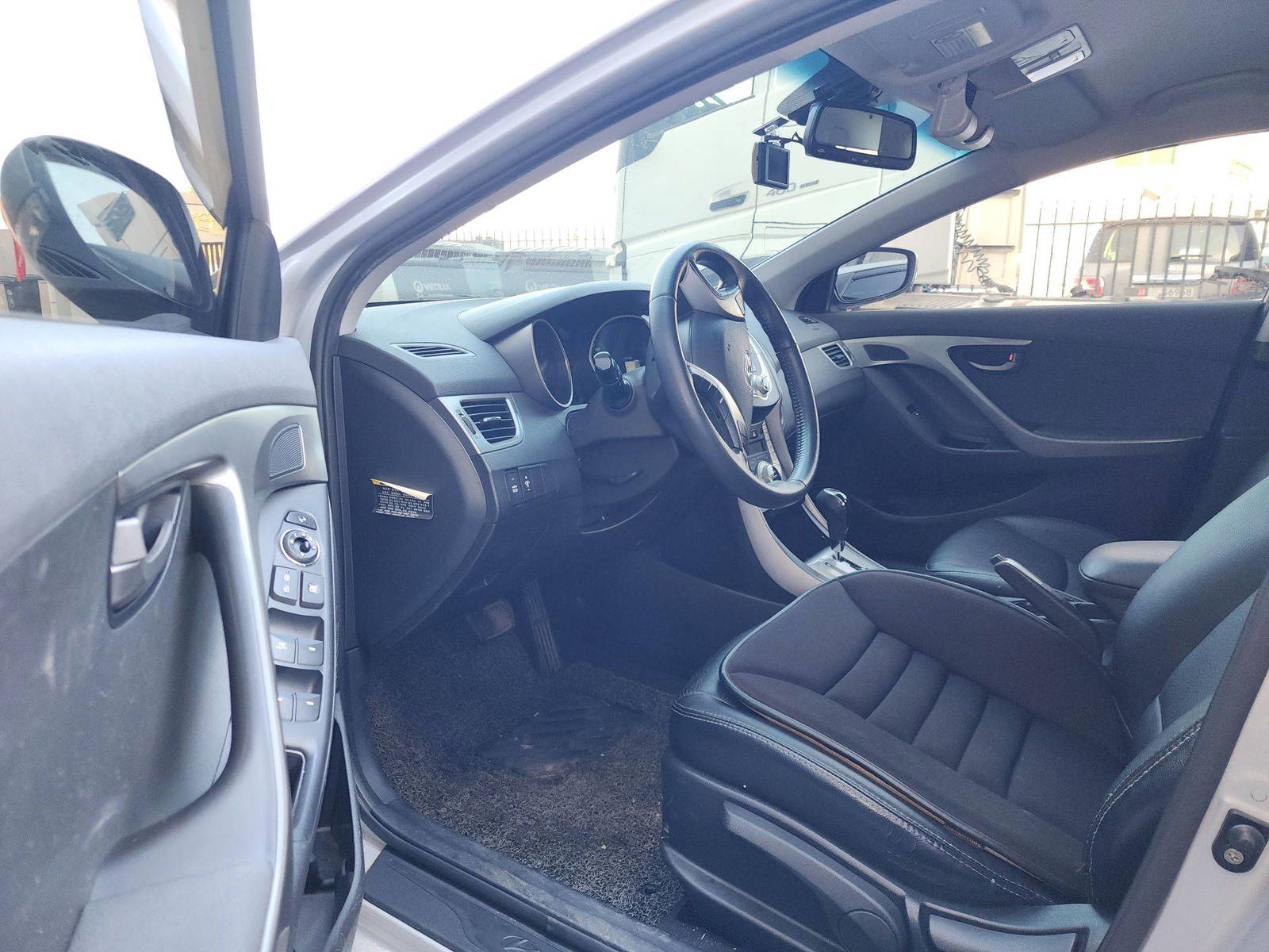2011 HYUNDAI AVANTE — 95106 KM — Lot 122310 — Al Quoz - Marhaba Auctions Used Cars - Image 9