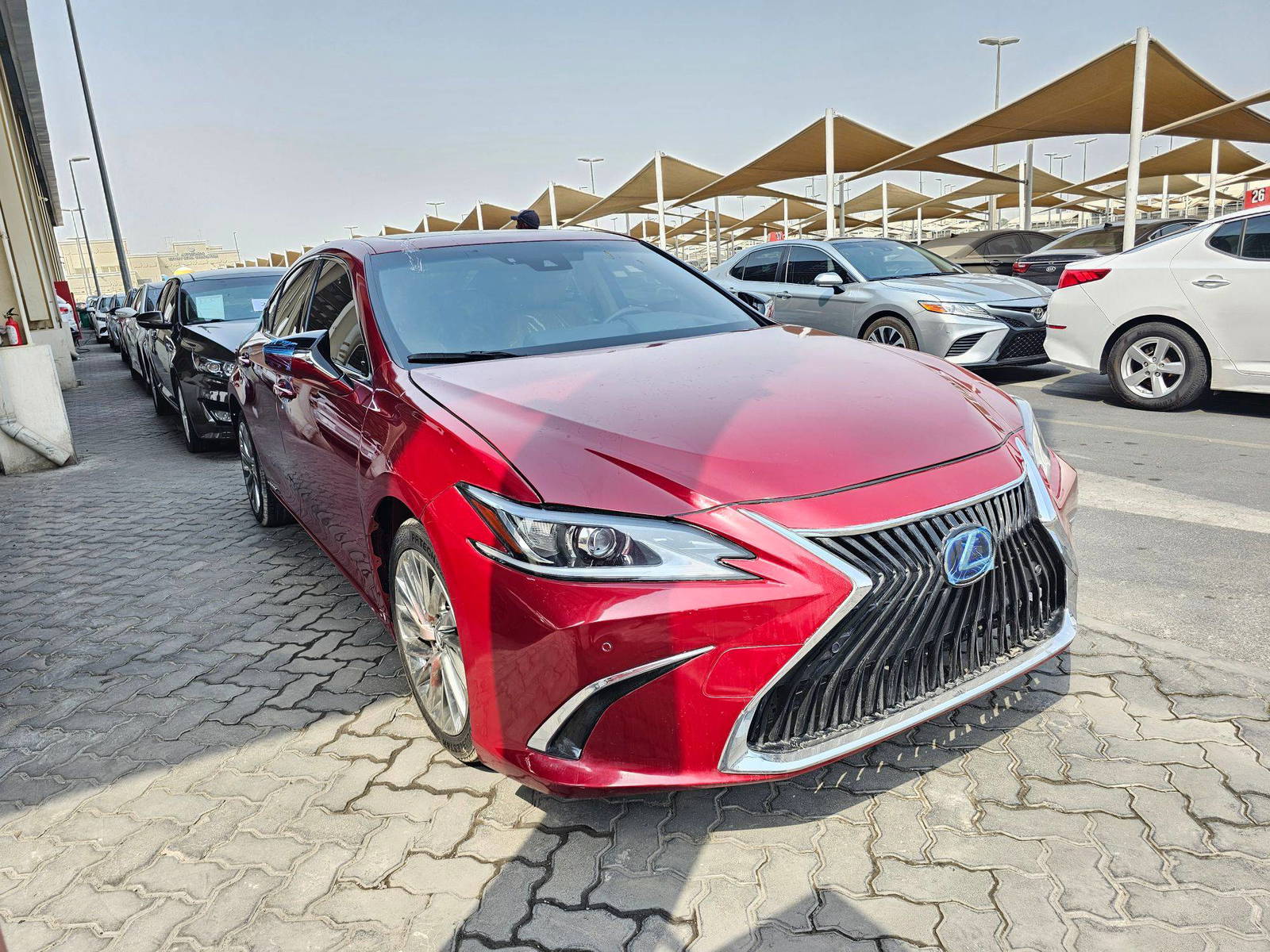 2020 LEXUS ES 300H — 23950 KM — Lot 1LU008741 — Souq - Marhaba Auctions Used Cars - Image 3