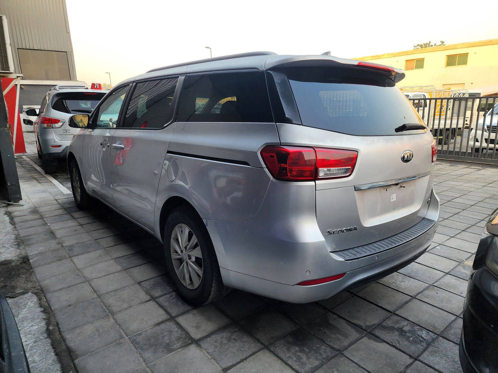 2015 KIA SEDONA — 90915 Miles — Lot 6038417 — Al Quoz - Marhaba Auctions Used Cars - Image 5