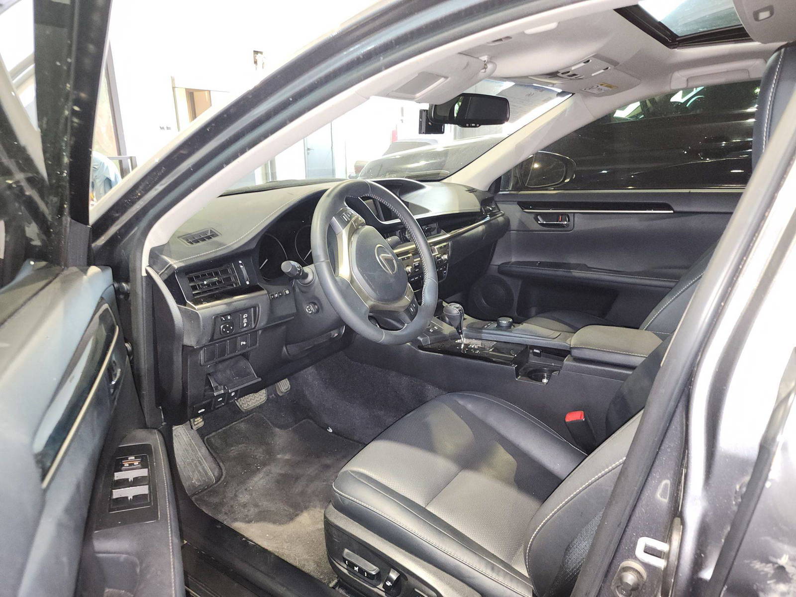 2015 LEXUS ES 300H — 103309 KM — Lot 2087377 — Al Quoz - Marhaba Auctions Used Cars - Image 9