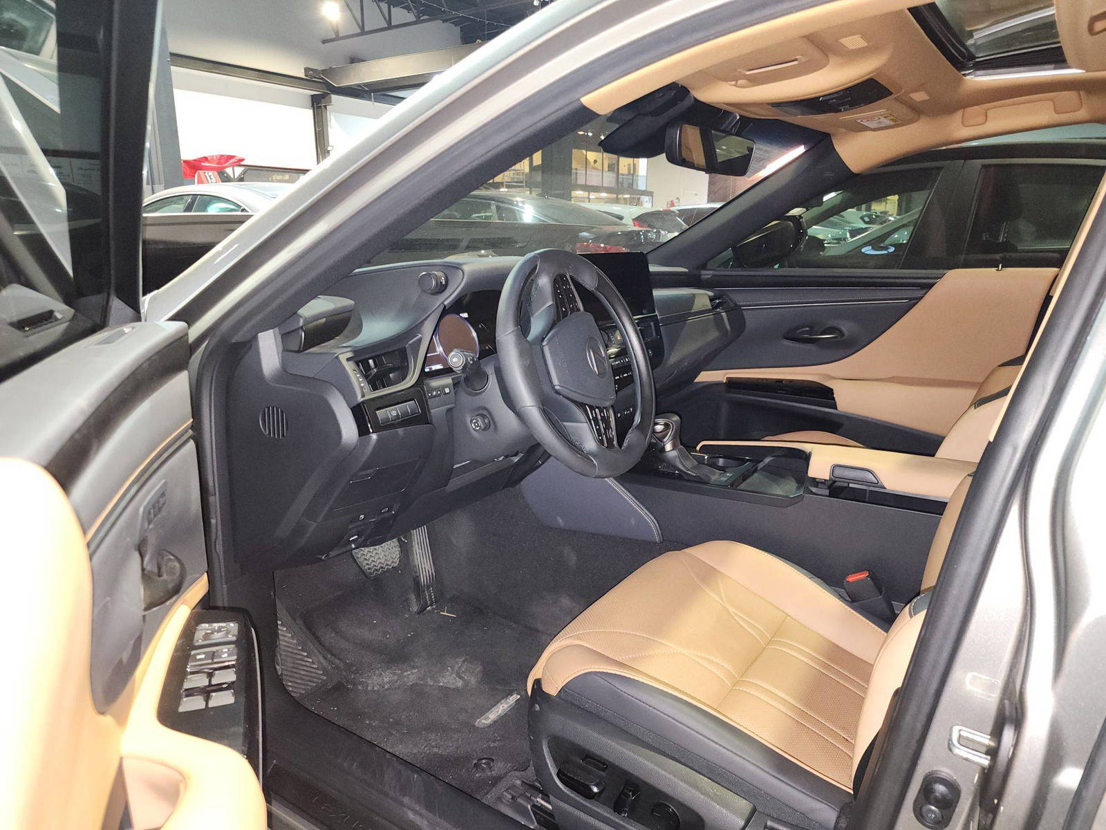 2023 LEXUS ES 300 — 39108 KM — Lot 2014723 — Main - Marhaba Auctions Used Cars - Image 9