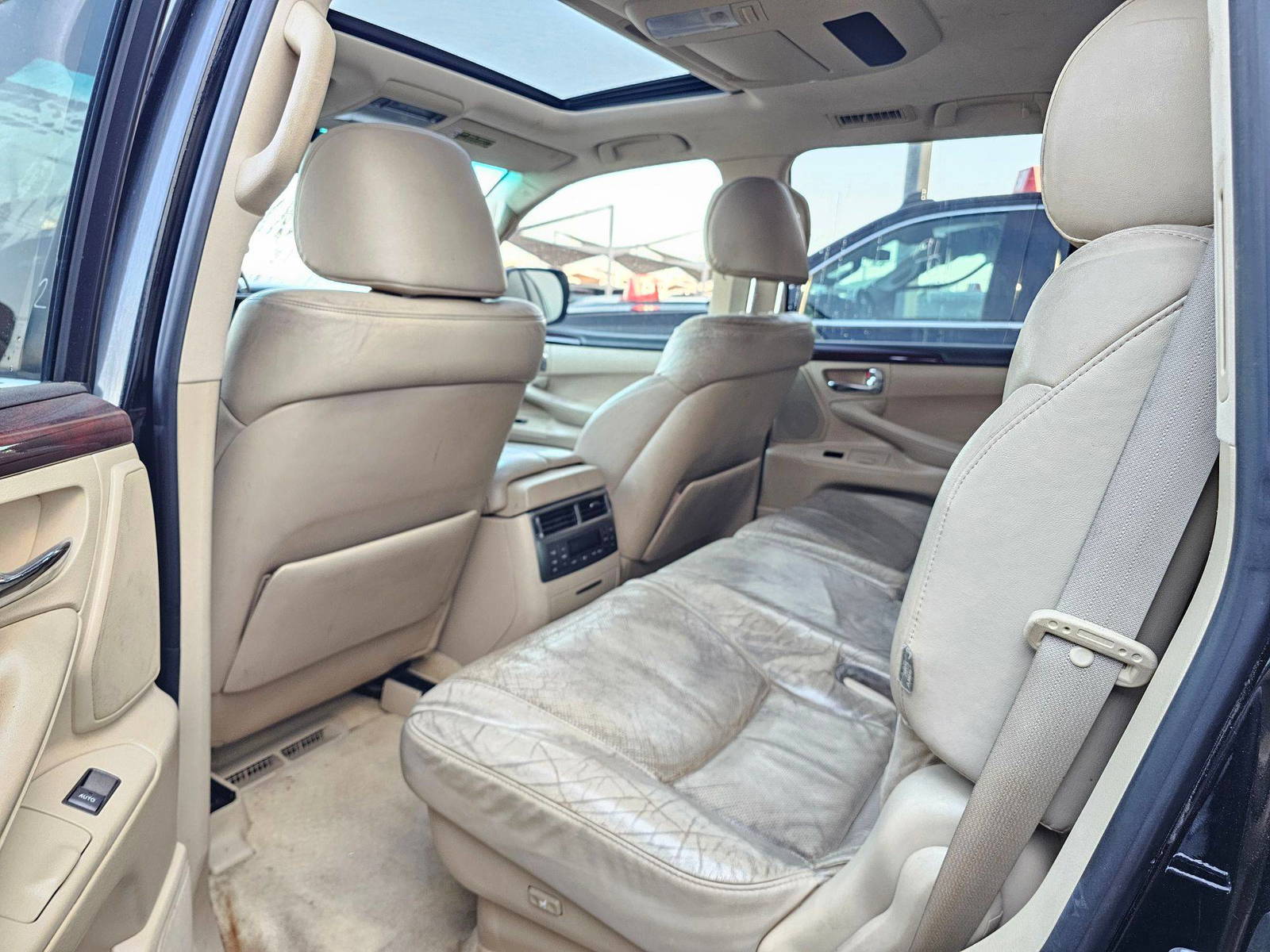 2011 LEXUS LX 570 — 240318 Miles — Lot B4081312 — Souq - Marhaba Auctions Used Cars - Image 7