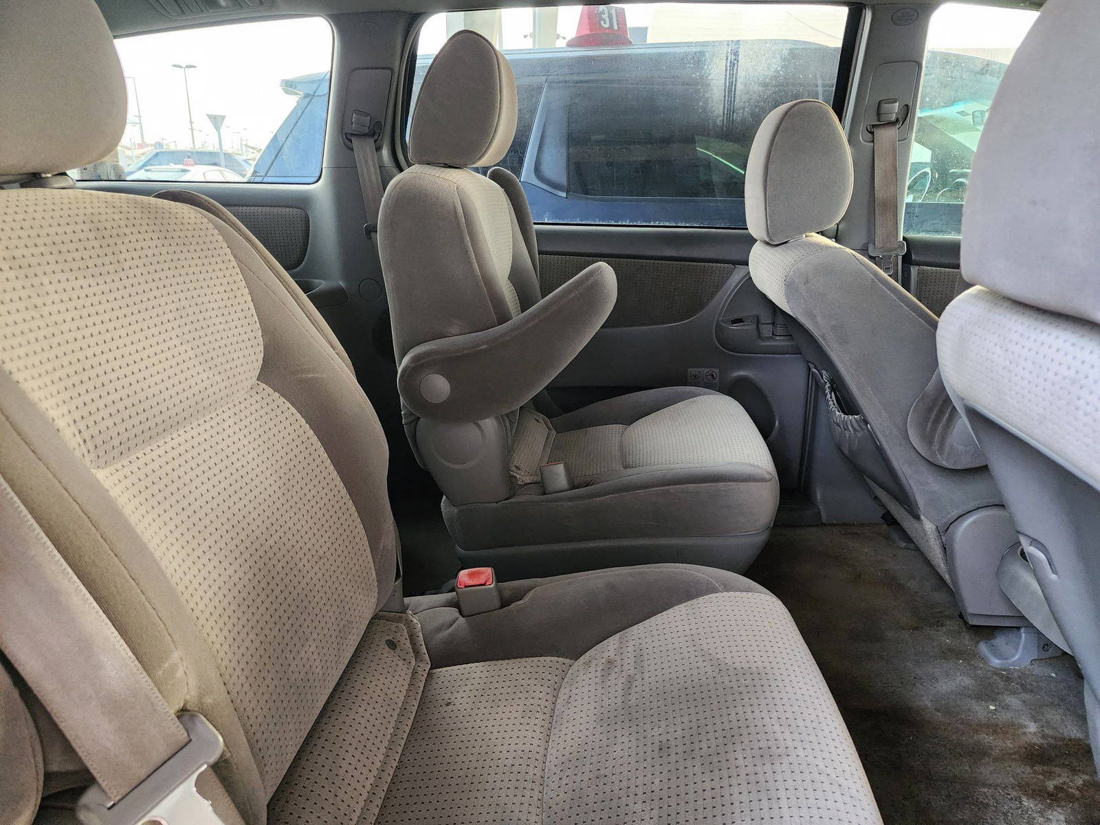 2009 TOYOTA SIENNA — 163458 Miles — Lot 48333374 — Souq - Marhaba Auctions Used Cars - Image 4