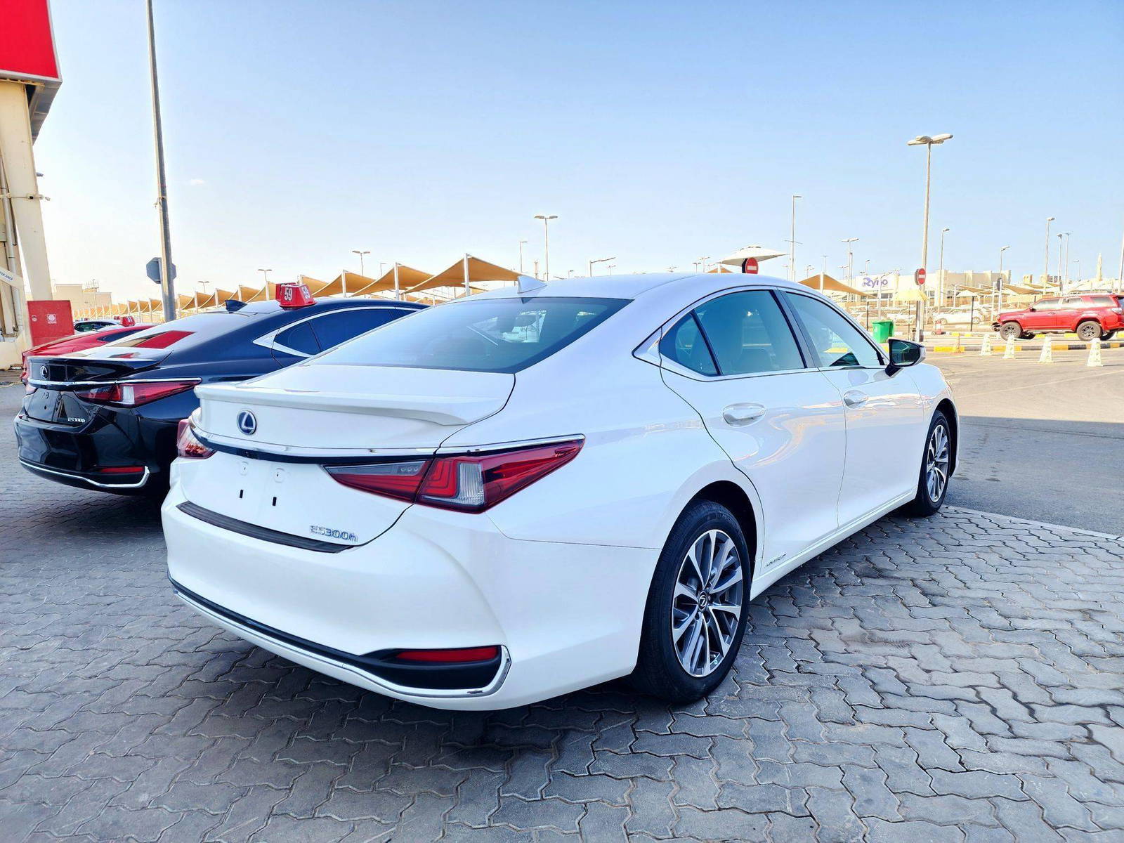 2022 LEXUS ES 300H — 51286 KM — Lot 68013343 — Souq - Marhaba Auctions Used Cars - Image 6