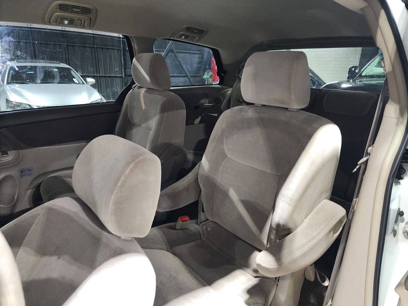 2007 TOYOTA SIENNA — 297718 Miles — Lot 51610 — Al Quoz - Marhaba Auctions Used Cars - Image 7