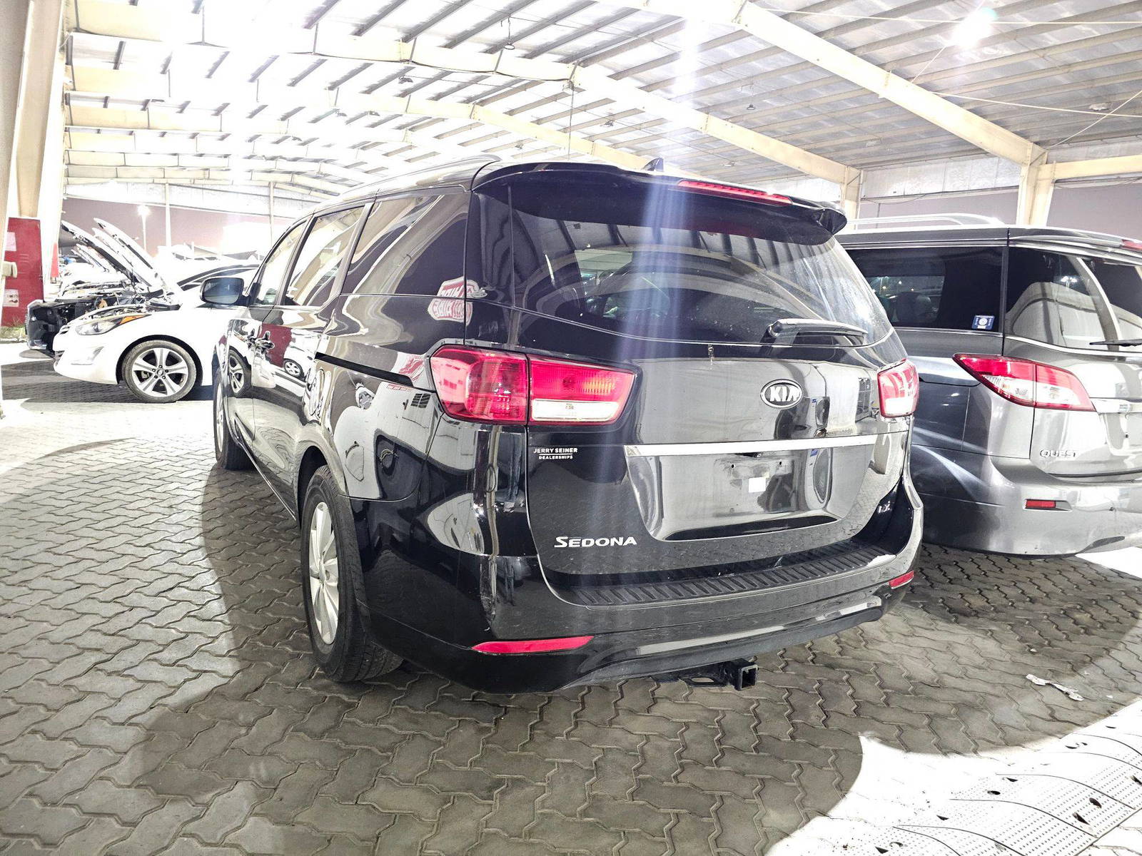 2015 KIA SEDONA — 153872 Miles — Lot 8F6059039 — Souq - Marhaba Auctions Used Cars - Image 5
