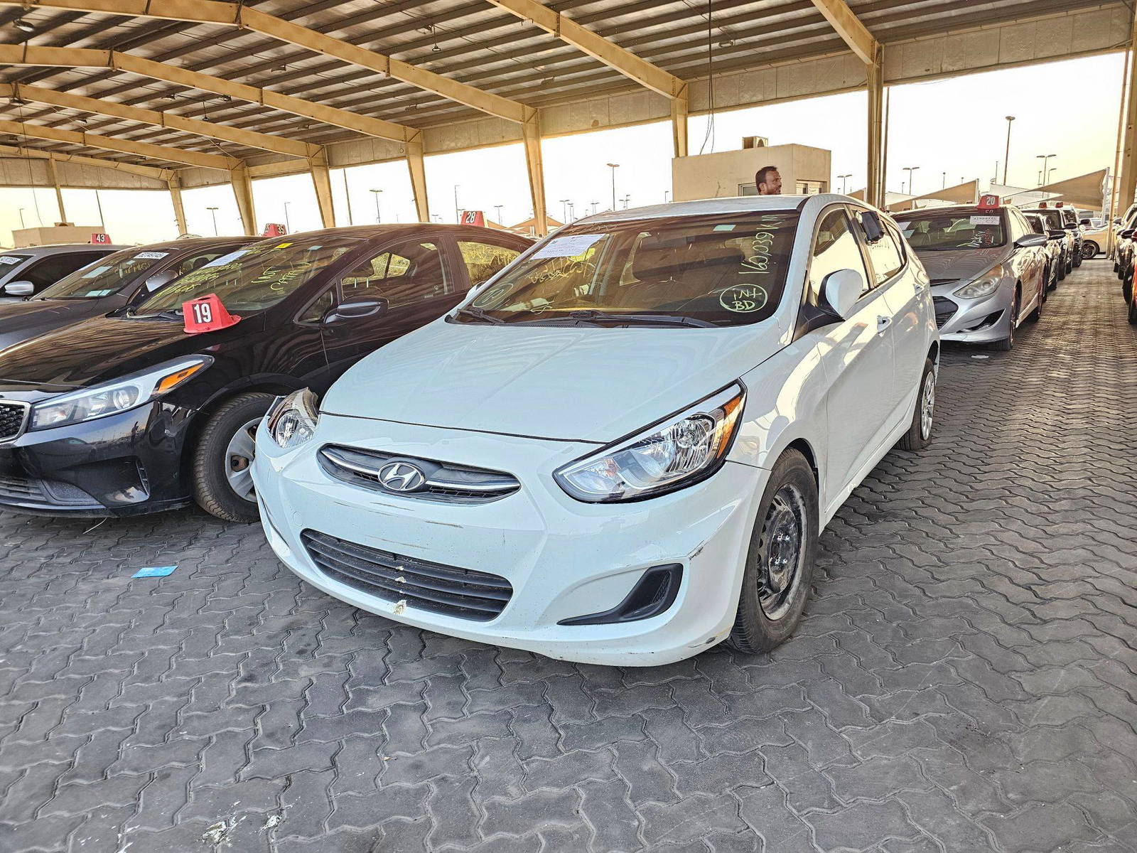 2017 HYUNDAI ACCENT — 160039 KM — Lot 12336650 — Souq - Marhaba Auctions Used Cars - Image 5