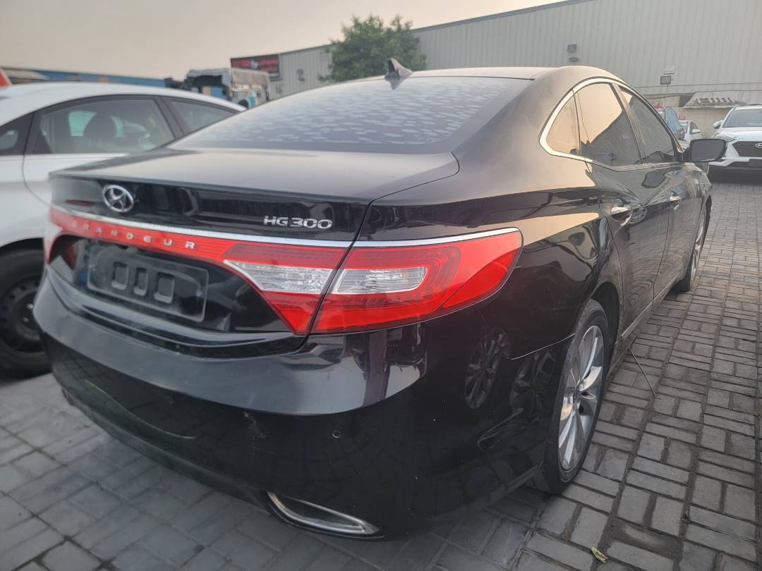 2011 HYUNDAI GRANDEUR — 112598 KM — Lot 052487 — Main - Marhaba Auctions Used Cars - Image 4