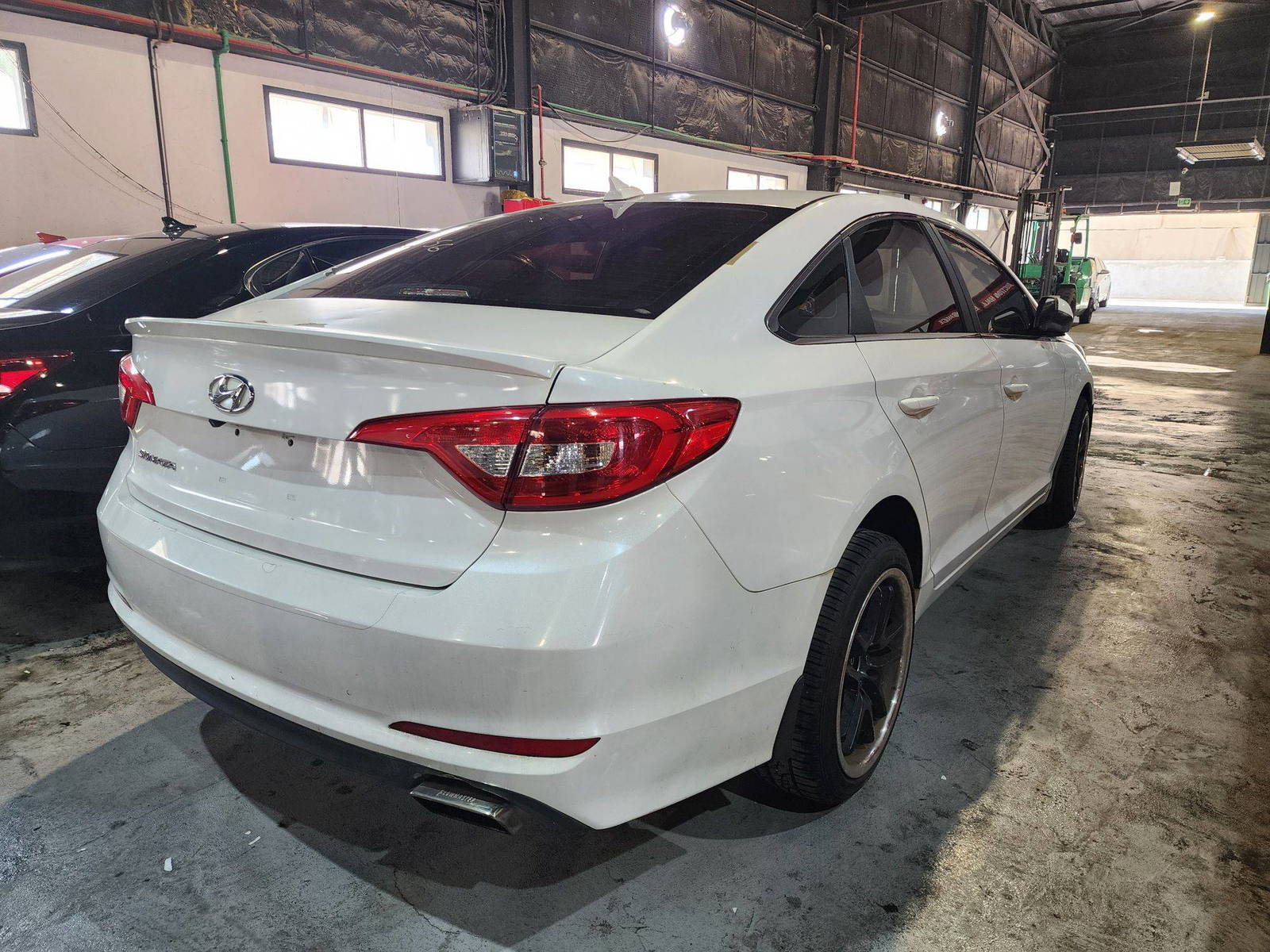 2015 HYUNDAI SONATA — 166439 Miles — Lot 157588 — Al Quoz - Marhaba Auctions Used Cars - Image 5