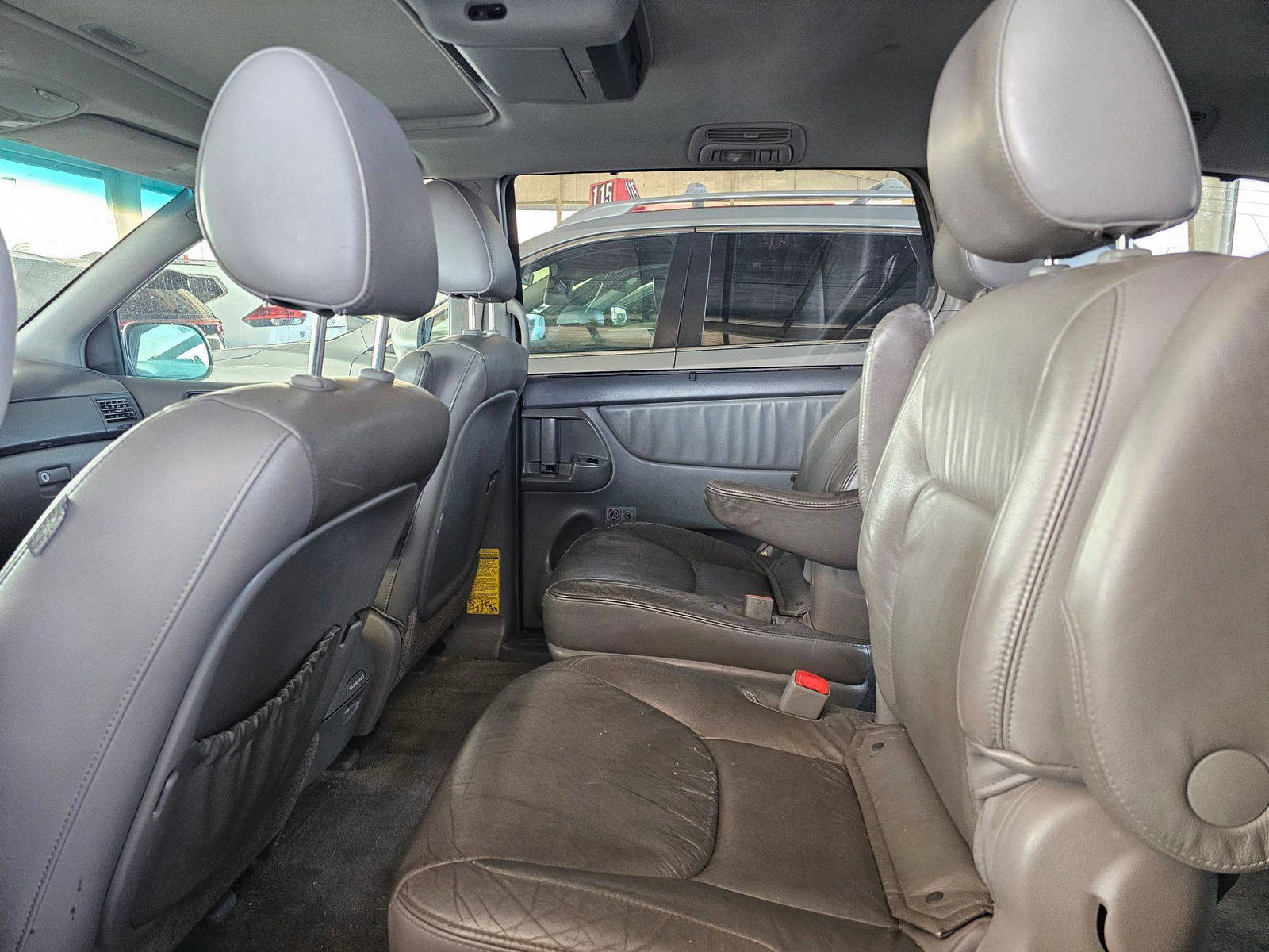 2009 TOYOTA SIENNA — 141101 Miles — Lot S243678 — Souq - Marhaba Auctions Used Cars - Image 5