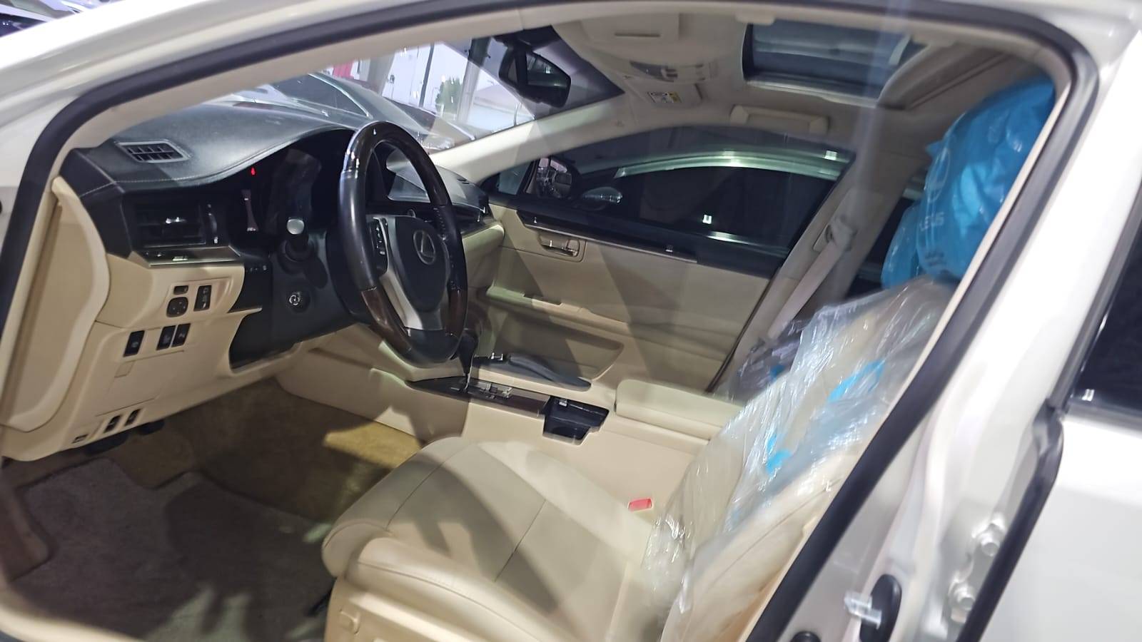 2015 LEXUS ES 350 — 251567 KM — Lot 2171244 — Souq - Marhaba Auctions Used Cars - Image 11