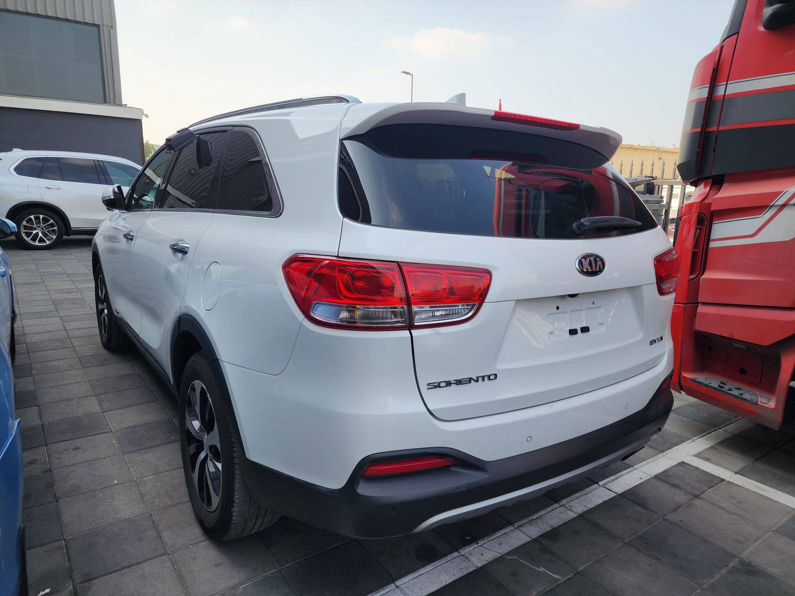 2018 KIA SORENTO — 91030 Miles — Lot 5XJG380744 — Souq - Marhaba Auctions Used Cars - Image 5