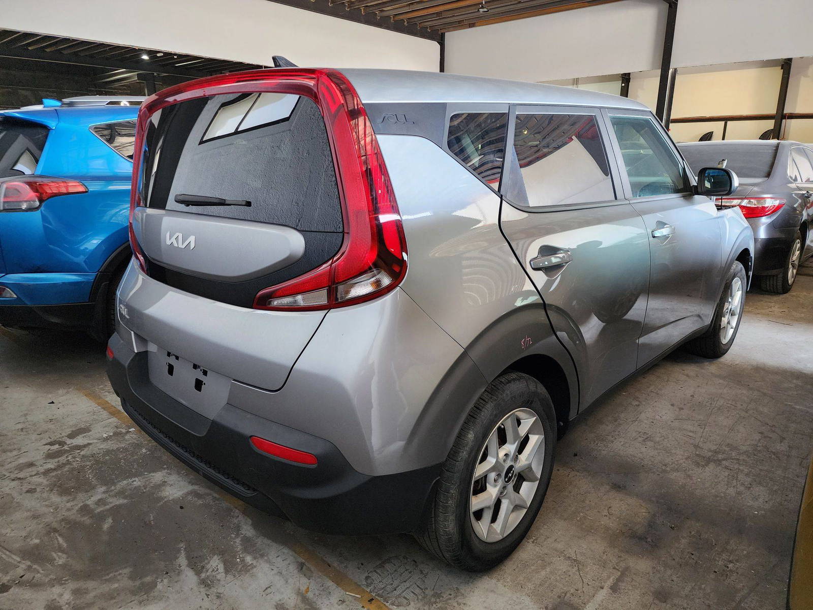 2022 KIA SOUL — 5584 Miles — Lot 83199944 — Souq - Marhaba Auctions Used Cars - Image 3