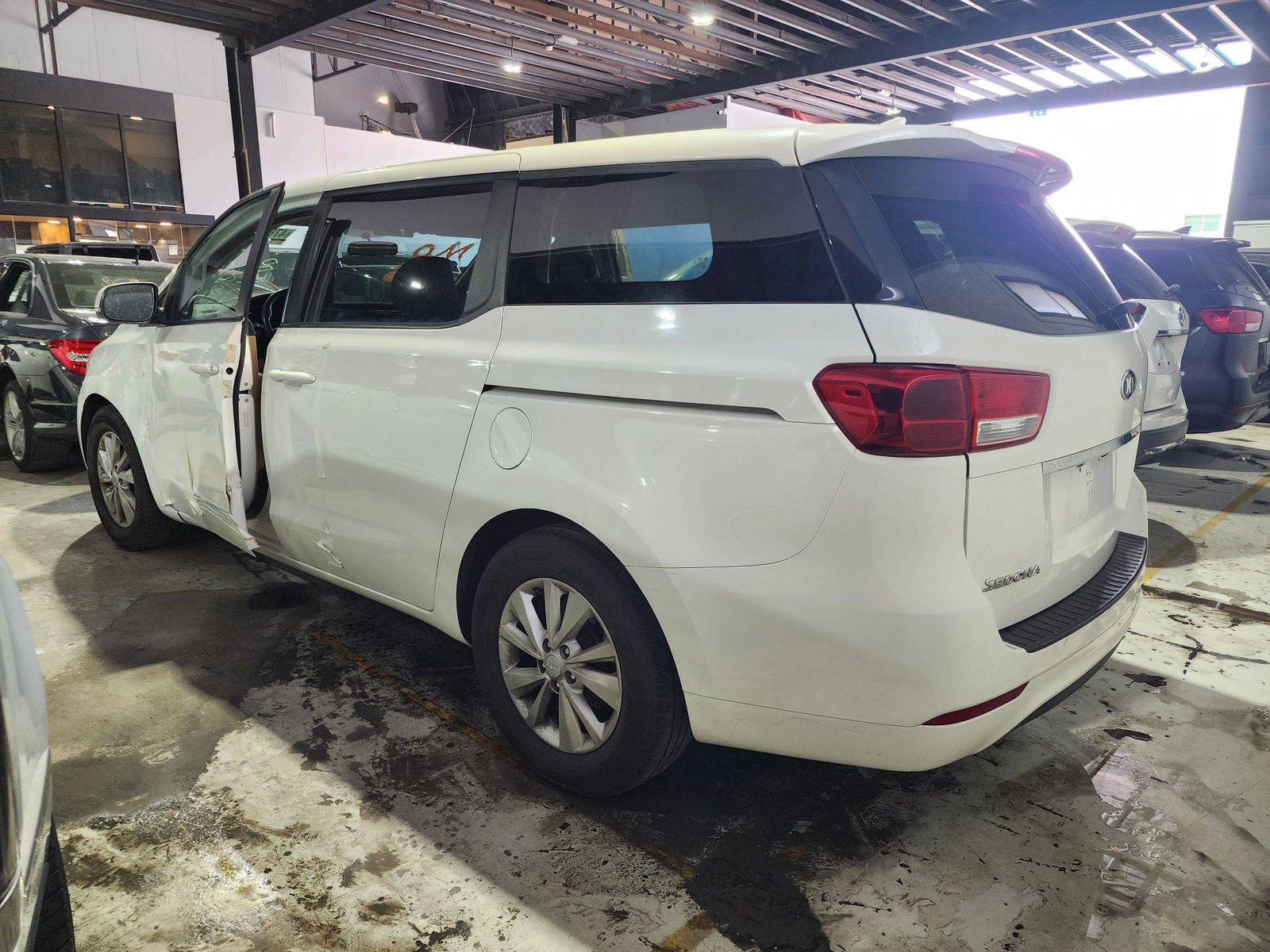 2017 KIA SEDONA — 111156 Miles — Lot 47605135 — Al Quoz - Marhaba Auctions Used Cars - Image 6