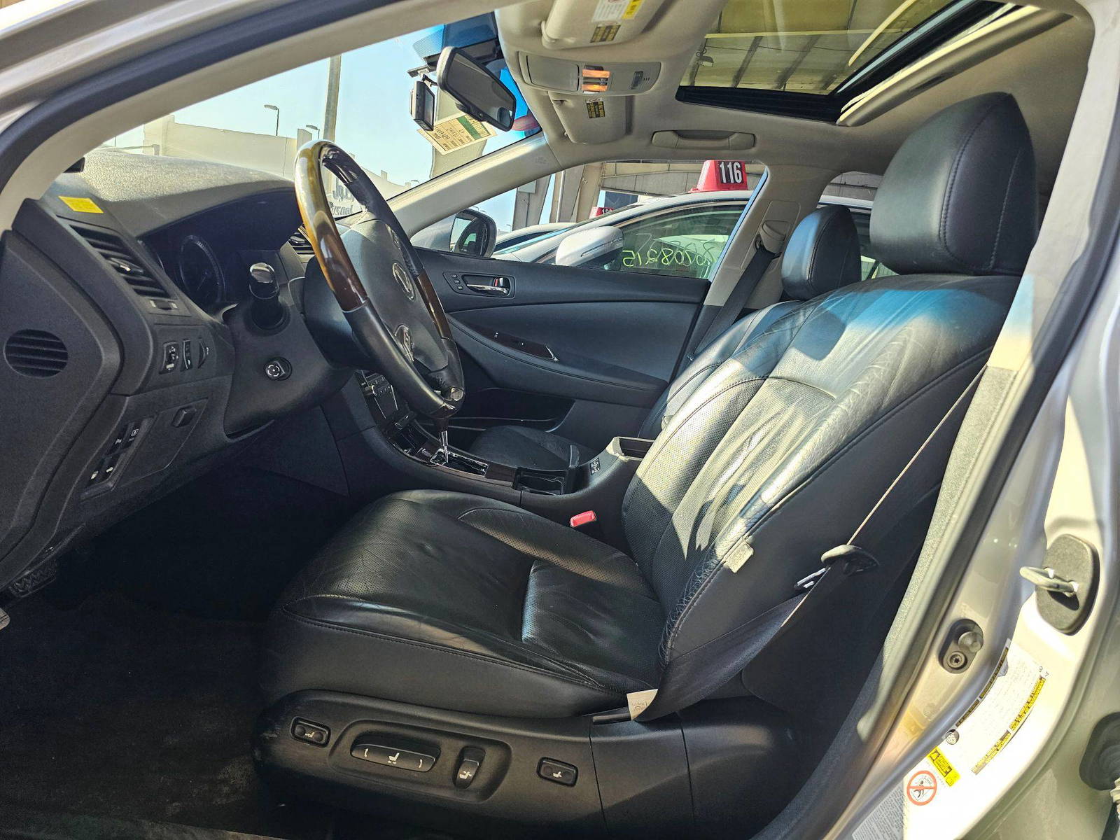 2011 LEXUS ES 350 — 98266 KM — Lot 9B2422577 — Souq - Marhaba Auctions Used Cars - Image 8